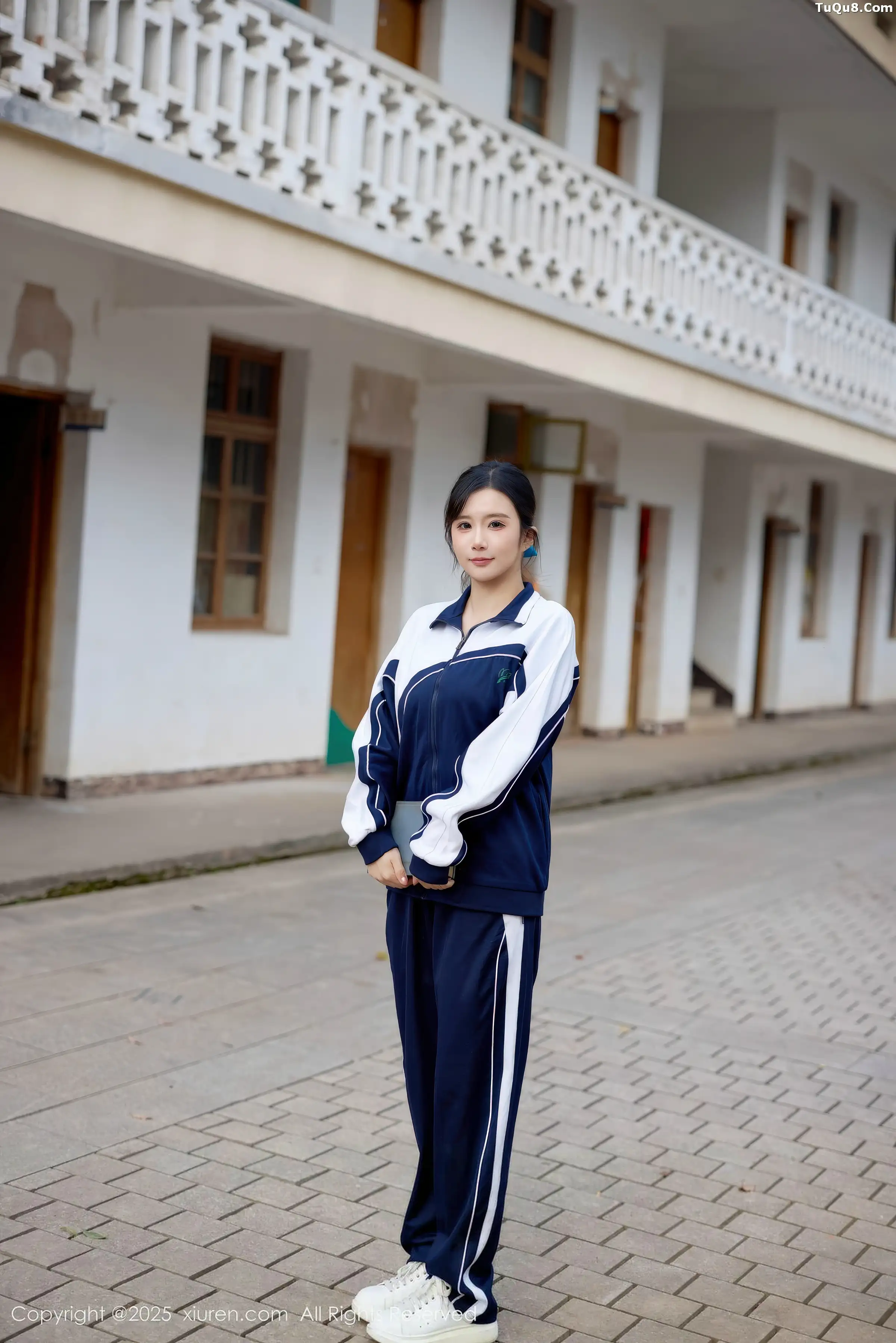 2kmn.vip_[XiuRen秀人网]No.11103_模特小肉肉咪性感学生装露红色内衣配黑丝网袜秀凹凸身材写真72P