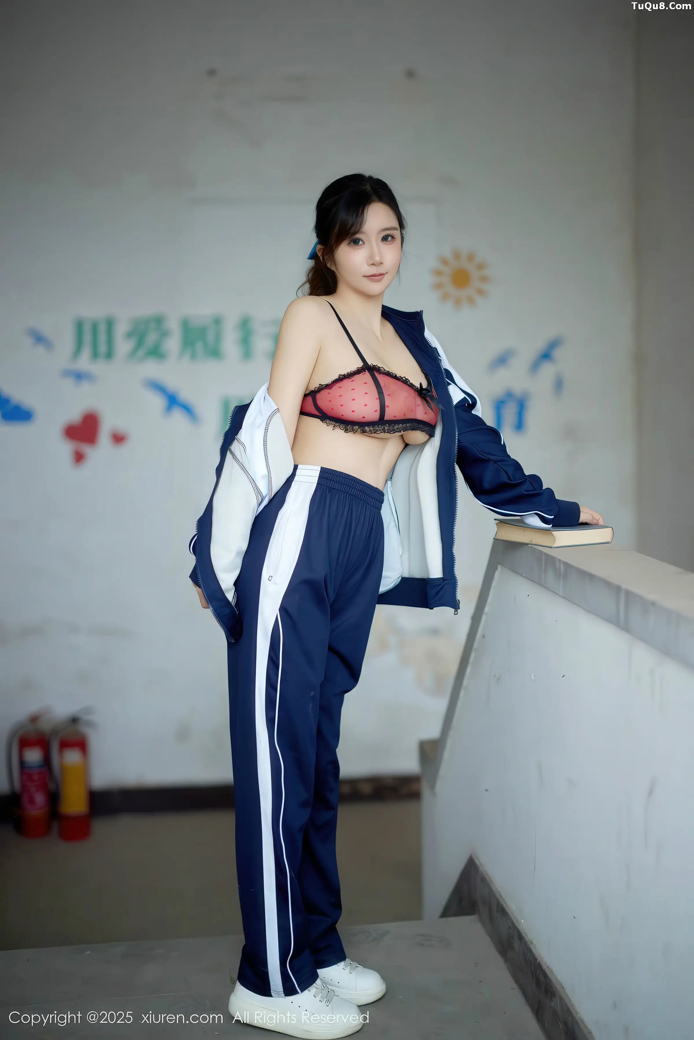 2kmn.vip_[XiuRen秀人网]No.11103_模特小肉肉咪性感学生装露红色内衣配黑丝网袜秀凹凸身材写真72P