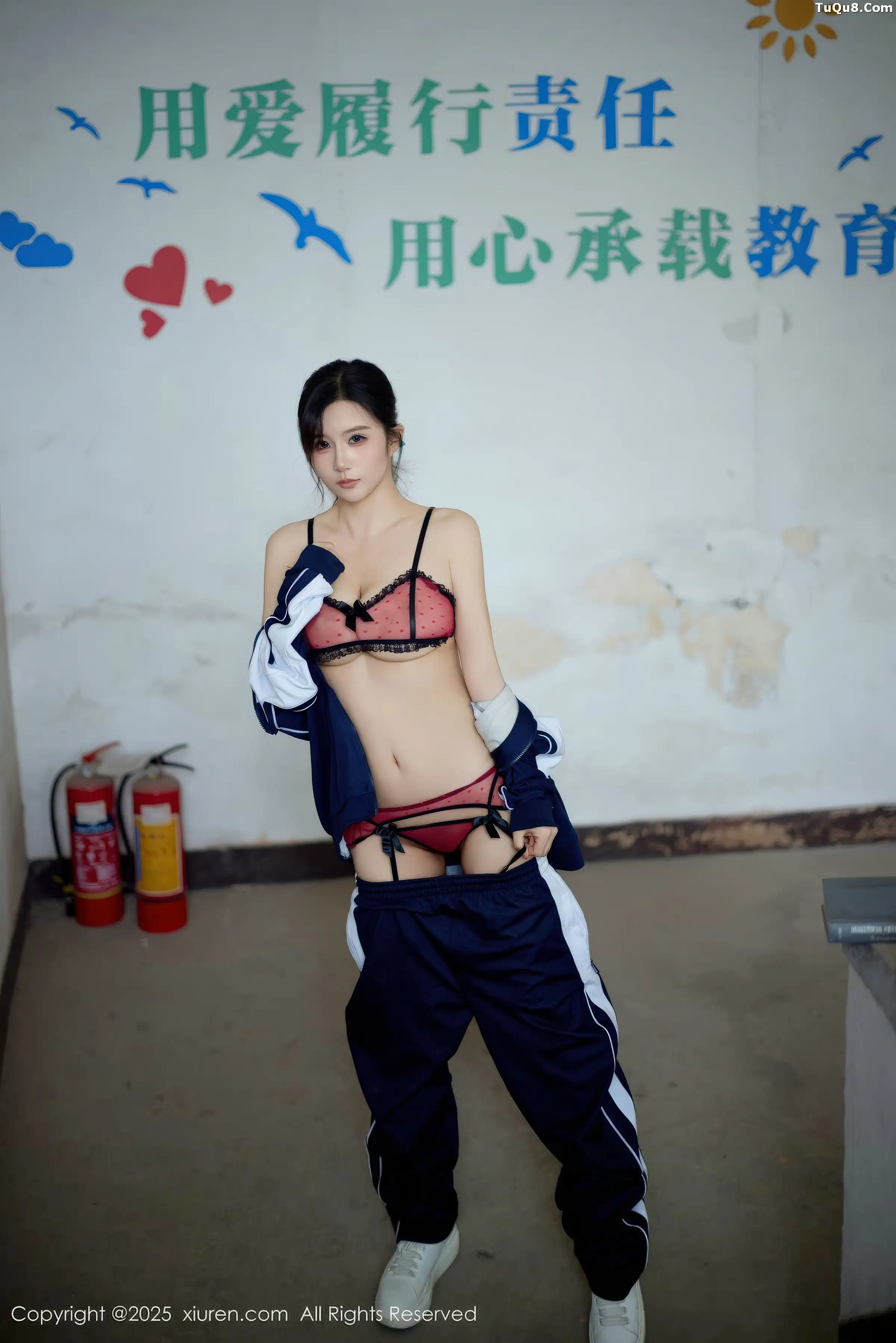 2kmn.vip_[XiuRen秀人网]No.11103_模特小肉肉咪性感学生装露红色内衣配黑丝网袜秀凹凸身材写真72P