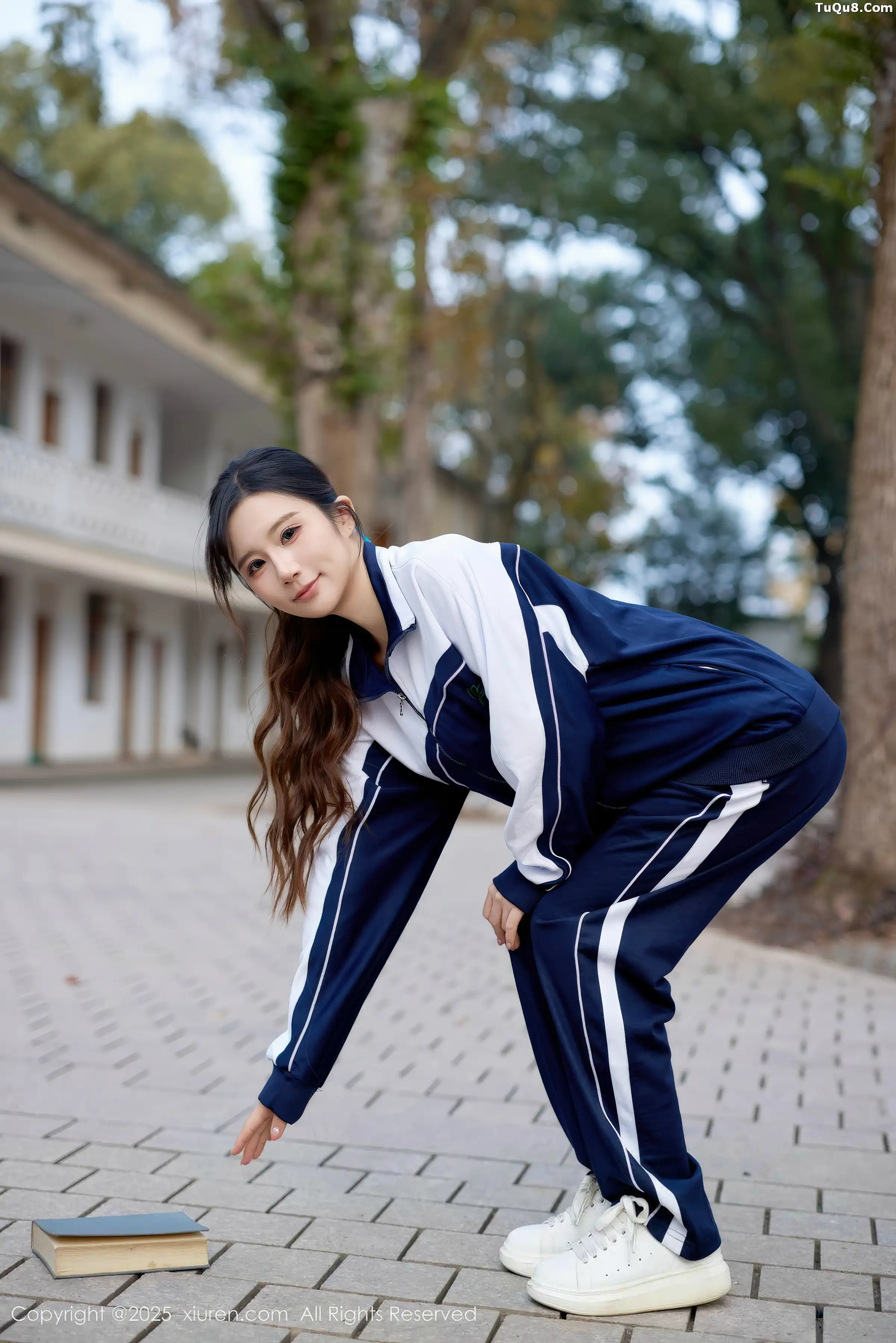 2kmn.vip_[XiuRen秀人网]No.11103_模特小肉肉咪性感学生装露红色内衣配黑丝网袜秀凹凸身材写真72P