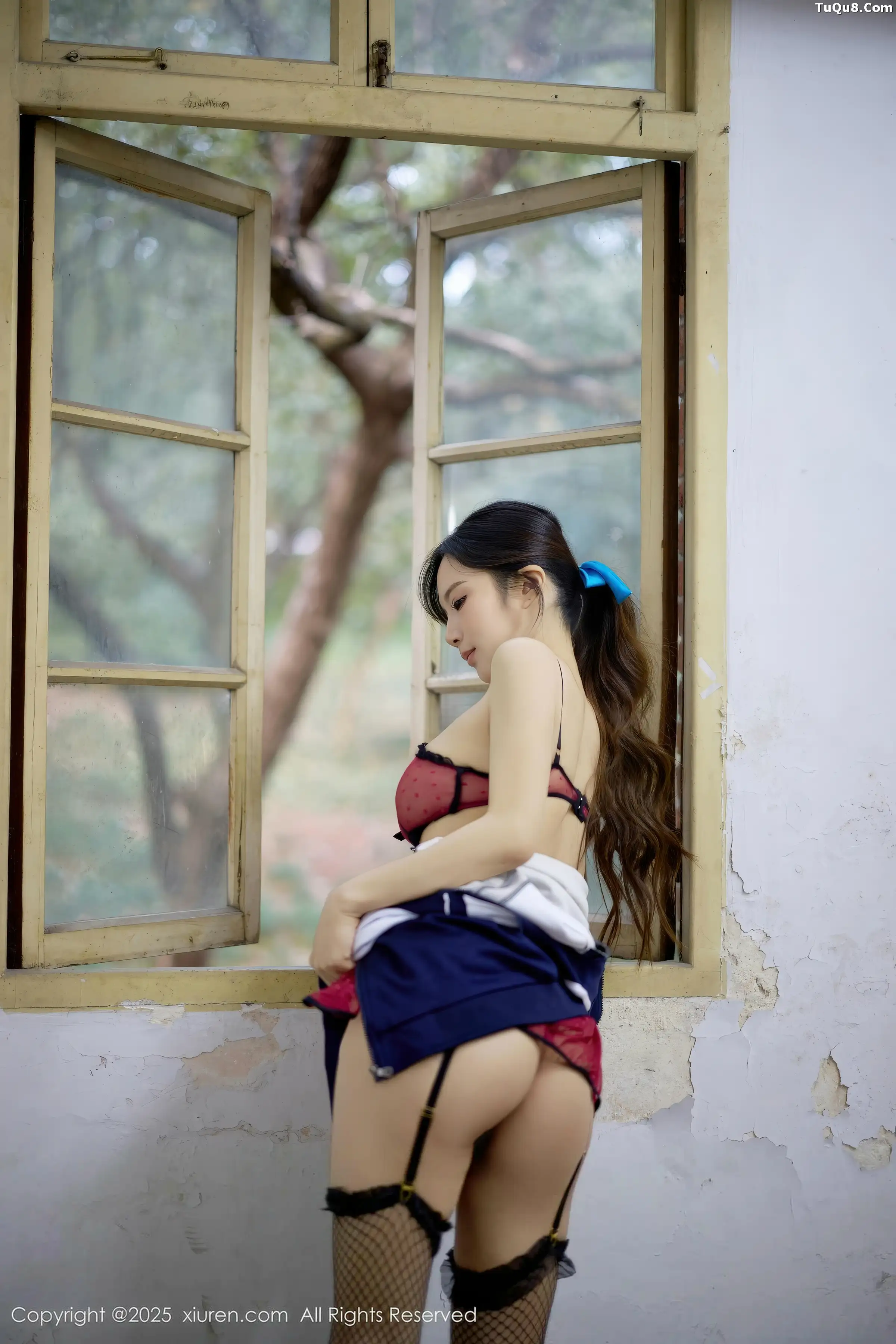 2kmn.vip_[XiuRen秀人网]No.11103_模特小肉肉咪性感学生装露红色内衣配黑丝网袜秀凹凸身材写真72P