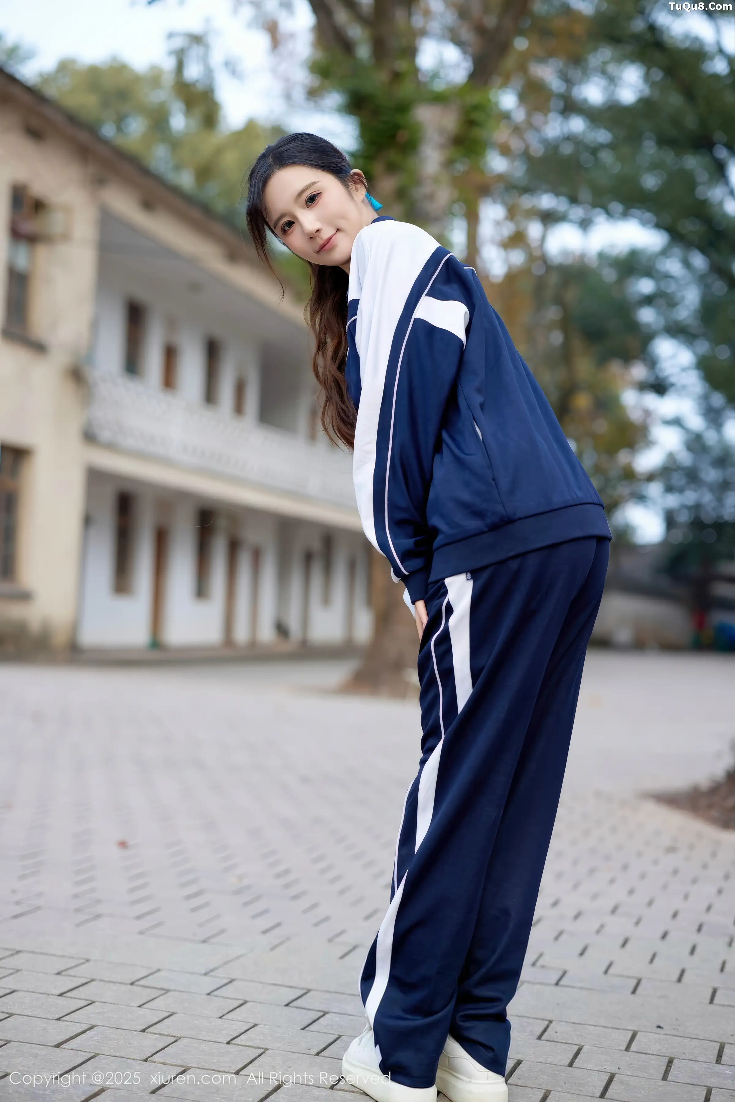 2kmn.vip_[XiuRen秀人网]No.11103_模特小肉肉咪性感学生装露红色内衣配黑丝网袜秀凹凸身材写真72P