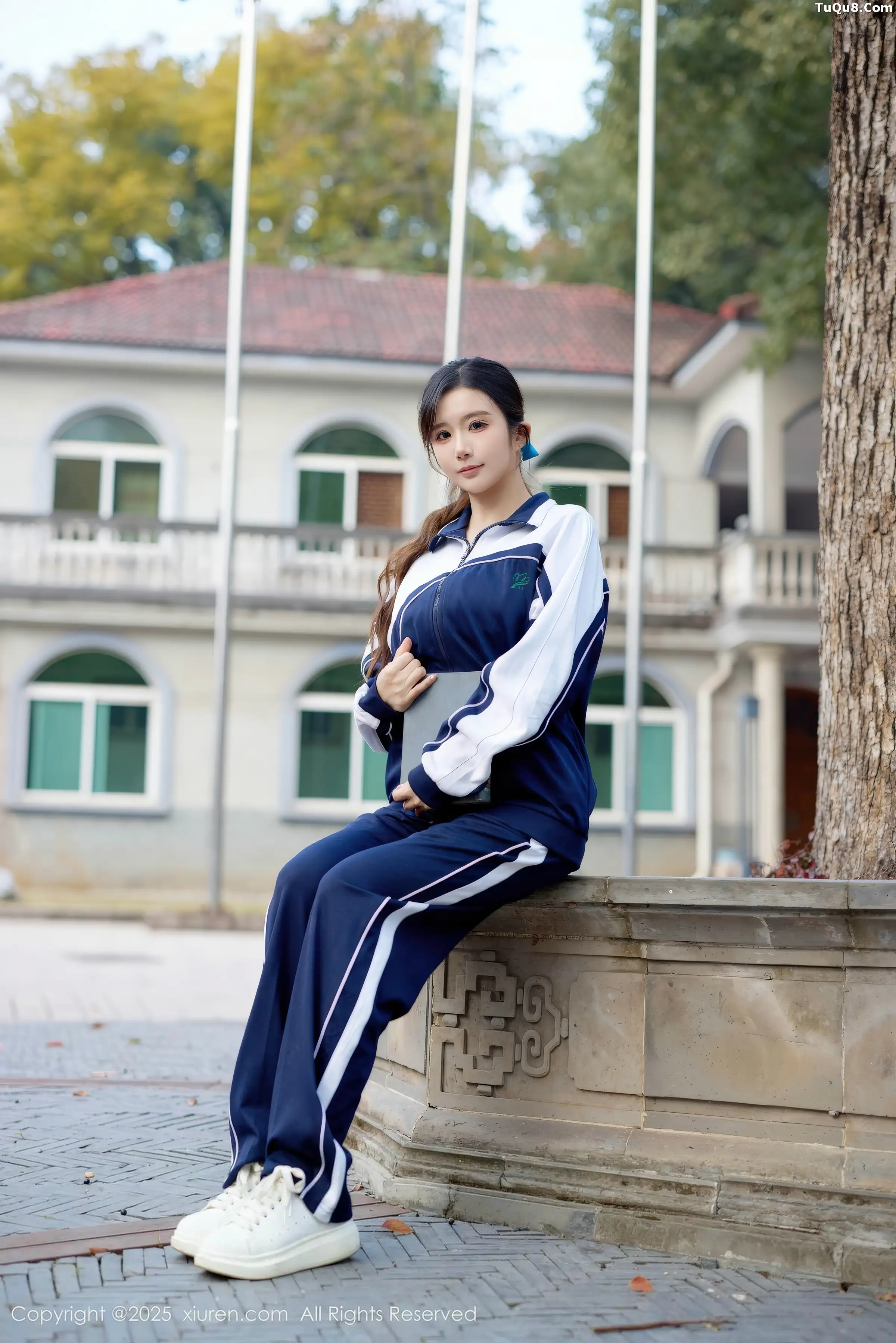 2kmn.vip_[XiuRen秀人网]No.11103_模特小肉肉咪性感学生装露红色内衣配黑丝网袜秀凹凸身材写真72P