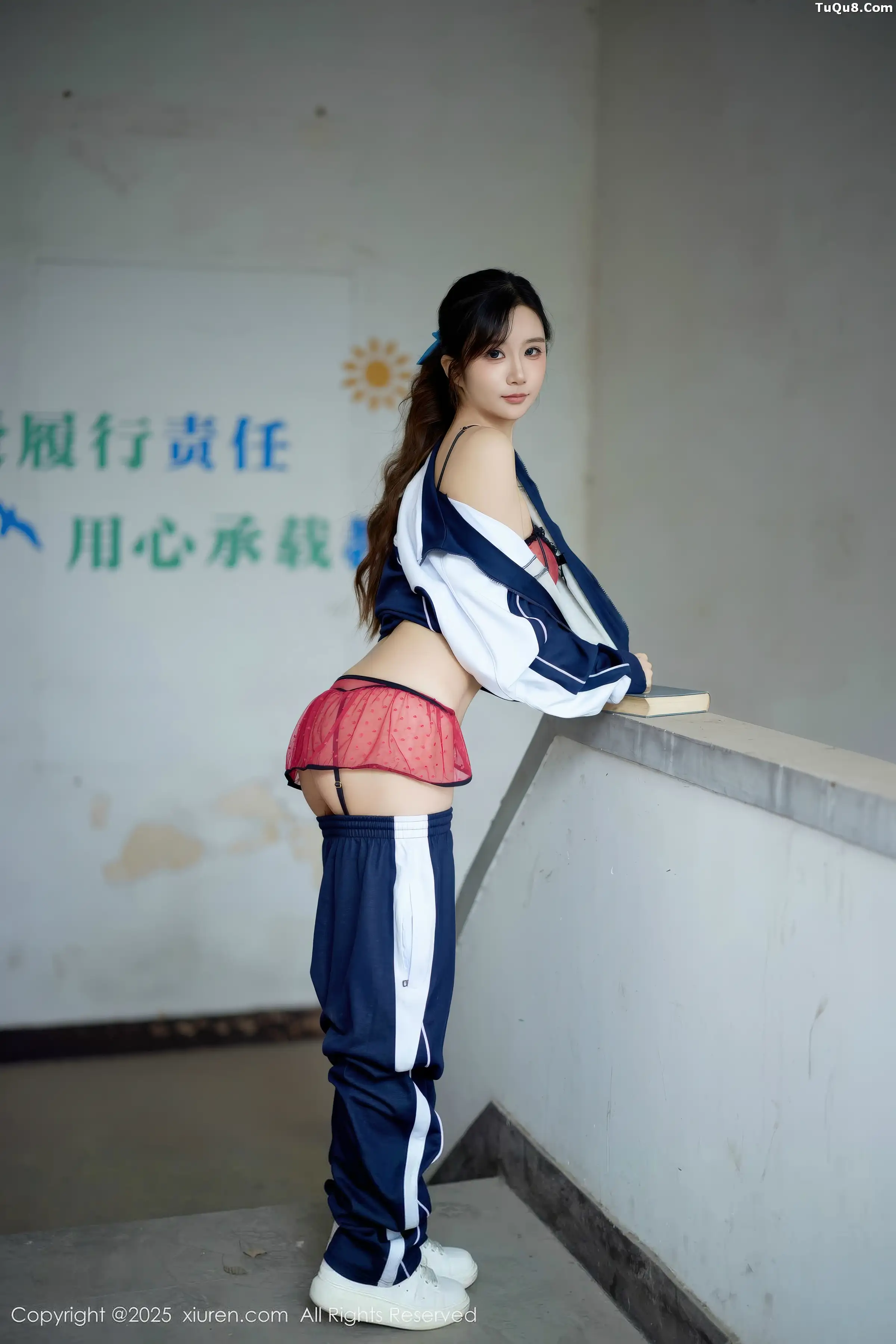 2kmn.vip_[XiuRen秀人网]No.11103_模特小肉肉咪性感学生装露红色内衣配黑丝网袜秀凹凸身材写真72P