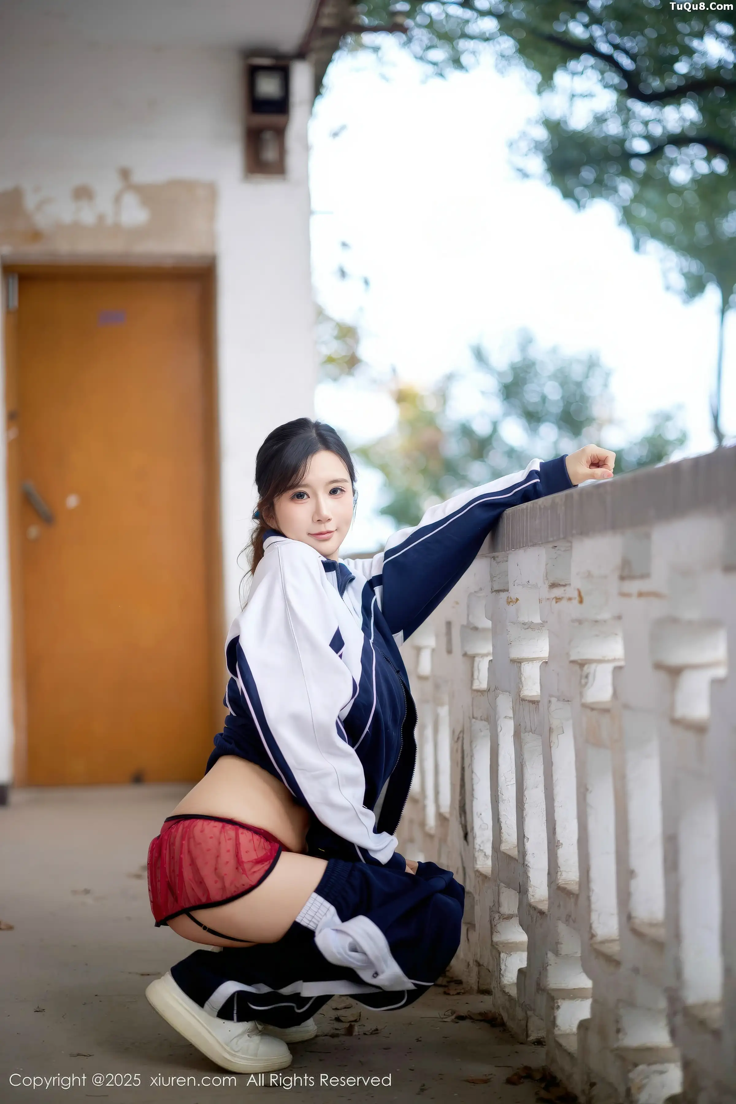 2kmn.vip_[XiuRen秀人网]No.11103_模特小肉肉咪性感学生装露红色内衣配黑丝网袜秀凹凸身材写真72P