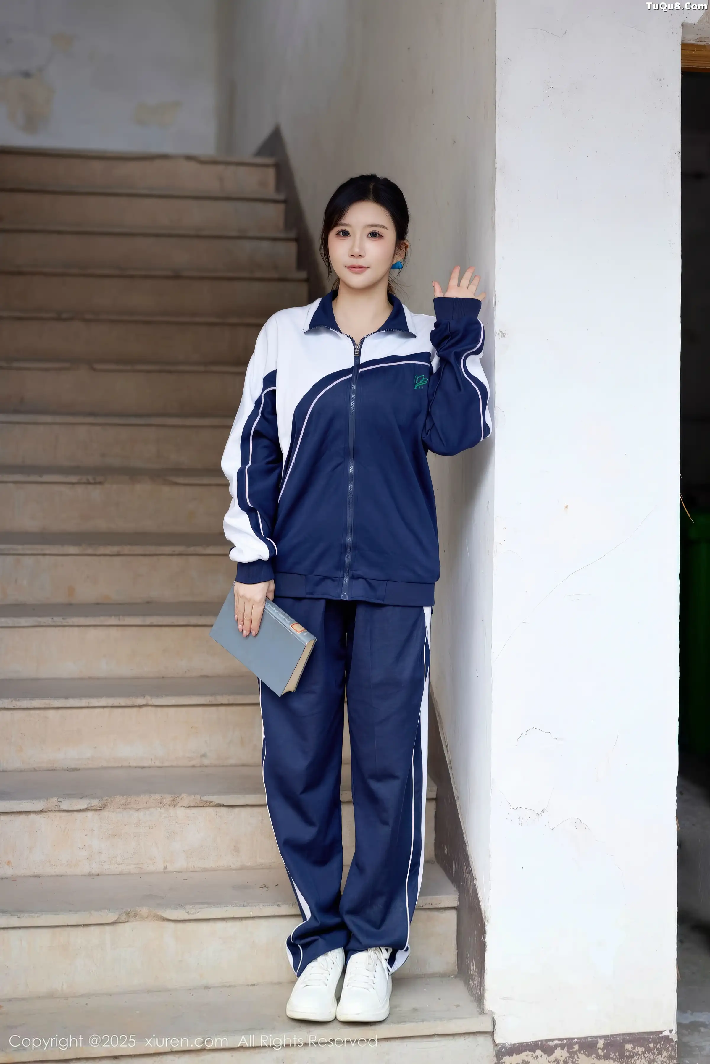 2kmn.vip_[XiuRen秀人网]No.11103_模特小肉肉咪性感学生装露红色内衣配黑丝网袜秀凹凸身材写真72P