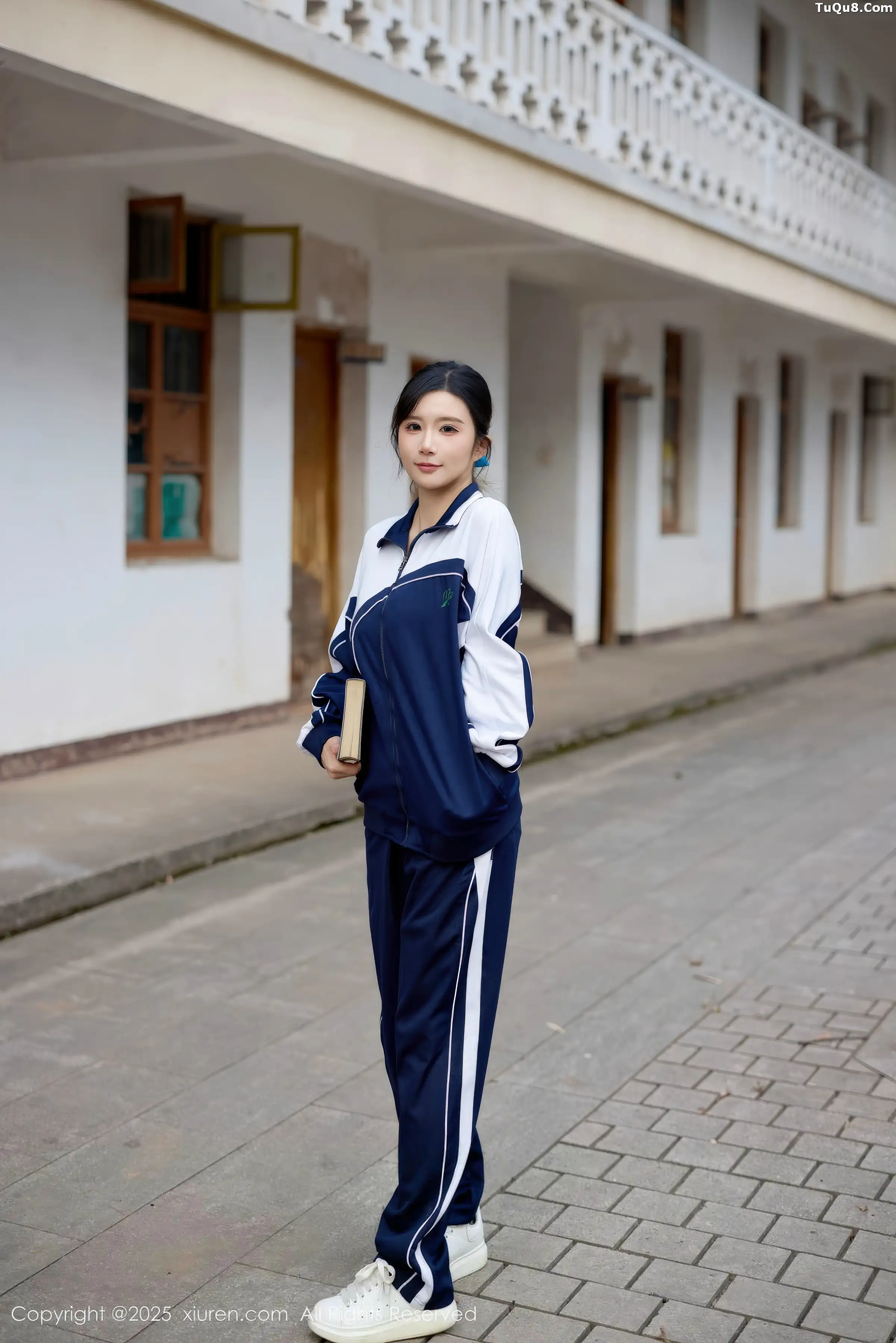 2kmn.vip_[XiuRen秀人网]No.11103_模特小肉肉咪性感学生装露红色内衣配黑丝网袜秀凹凸身材写真72P