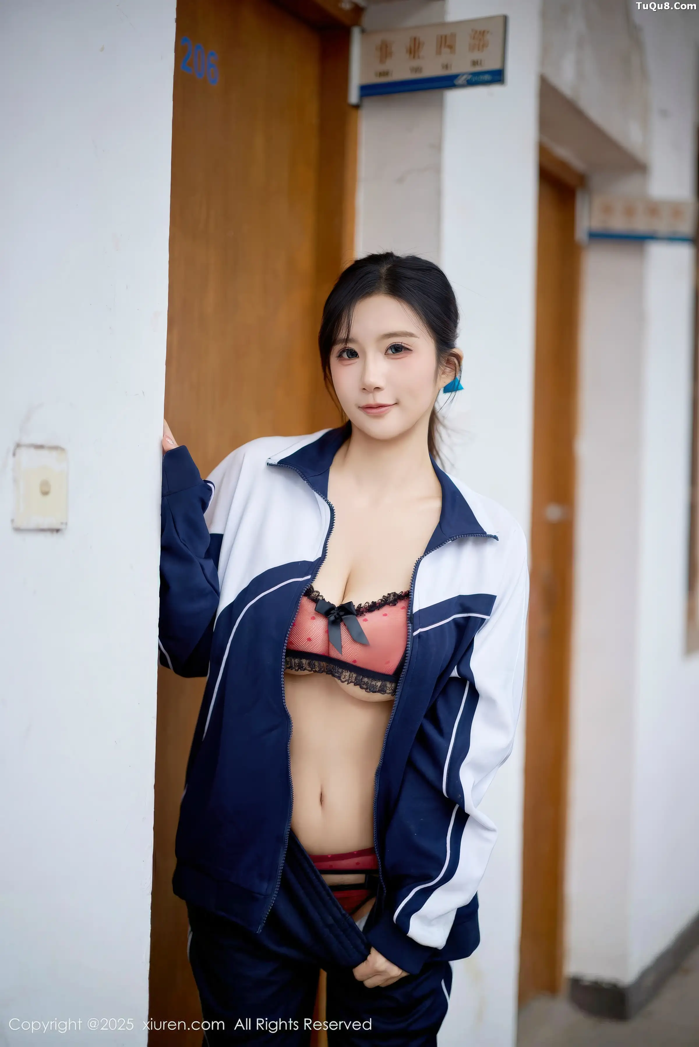 2kmn.vip_[XiuRen秀人网]No.11103_模特小肉肉咪性感学生装露红色内衣配黑丝网袜秀凹凸身材写真72P