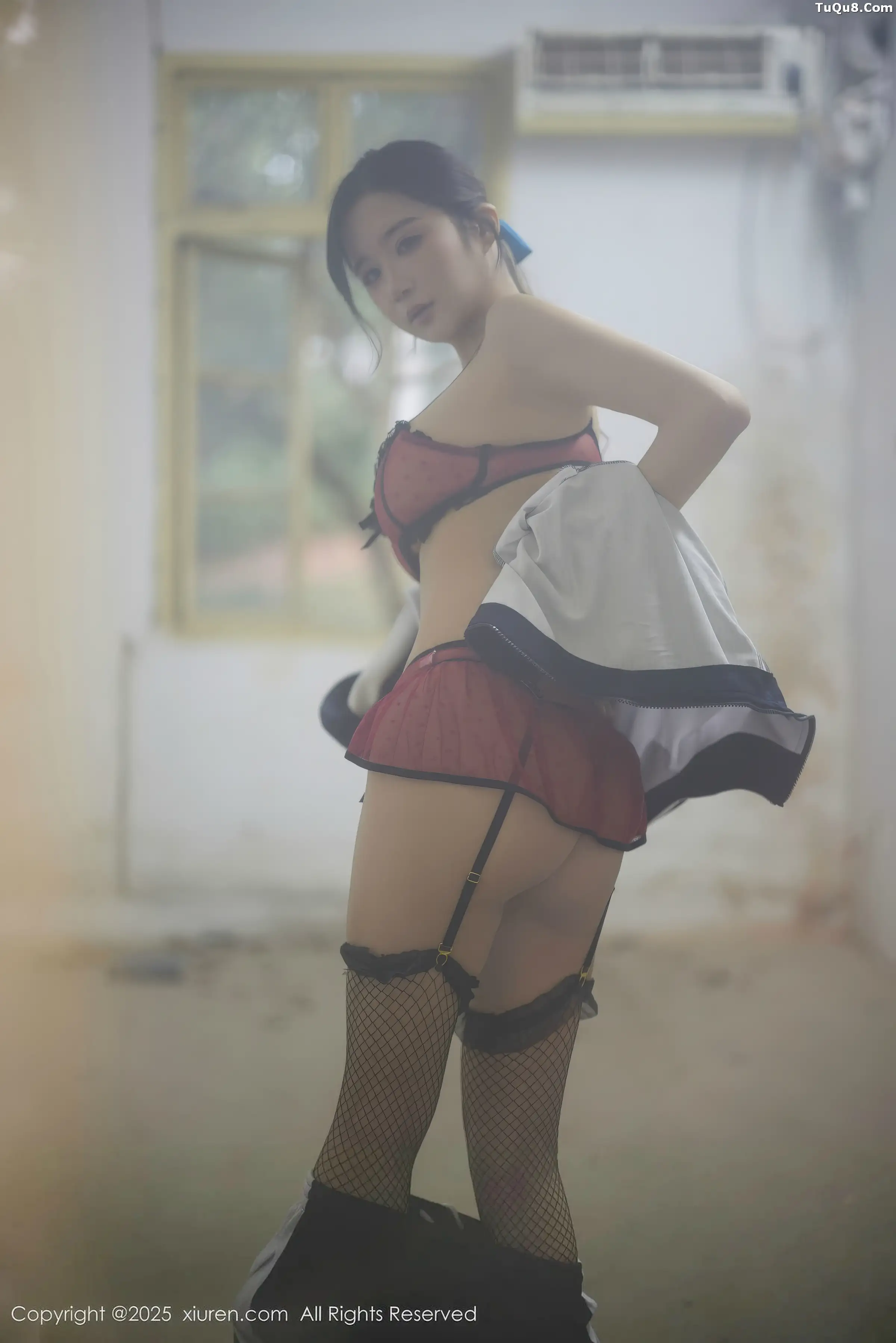 2kmn.vip_[XiuRen秀人网]No.11103_模特小肉肉咪性感学生装露红色内衣配黑丝网袜秀凹凸身材写真72P