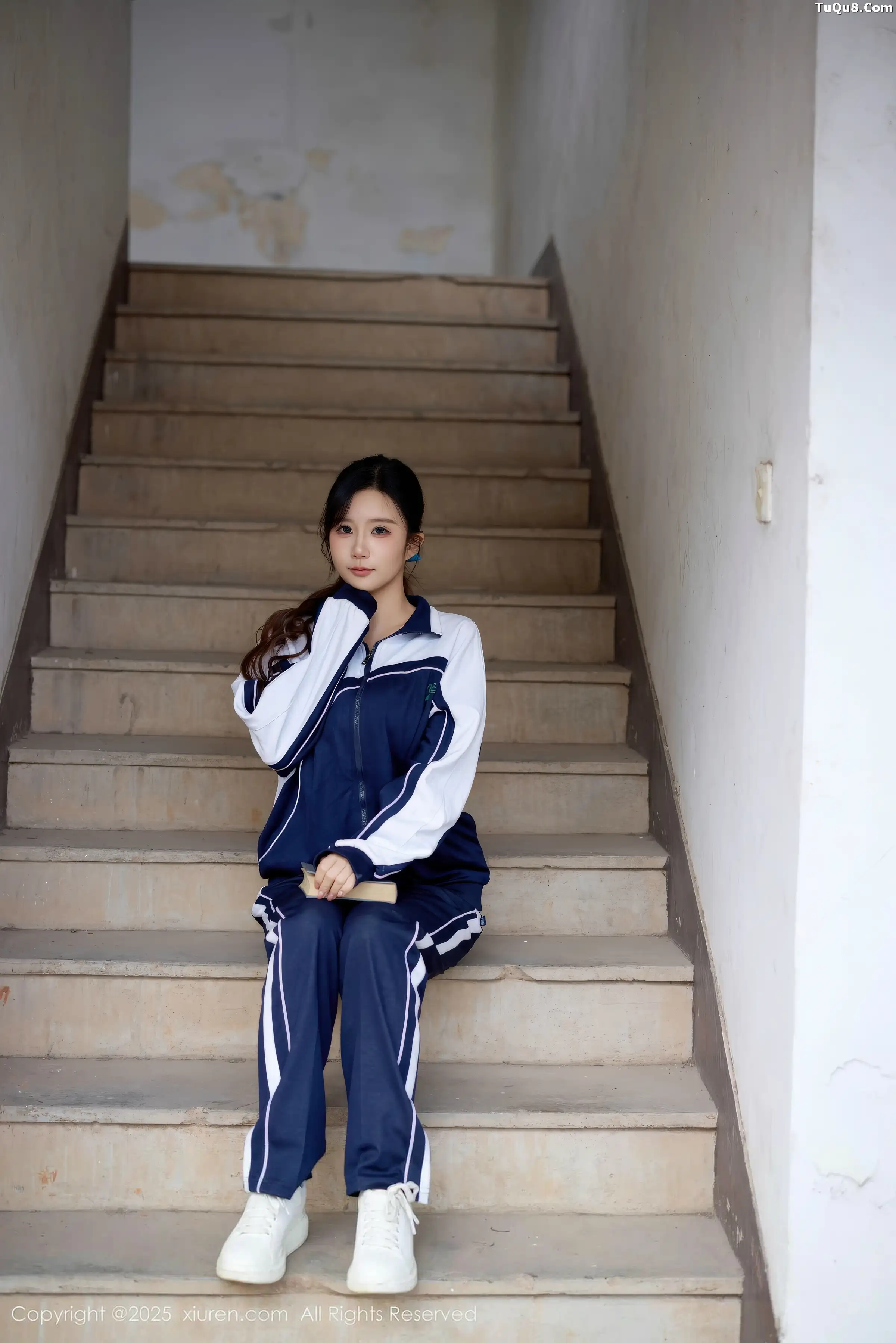 2kmn.vip_[XiuRen秀人网]No.11103_模特小肉肉咪性感学生装露红色内衣配黑丝网袜秀凹凸身材写真72P