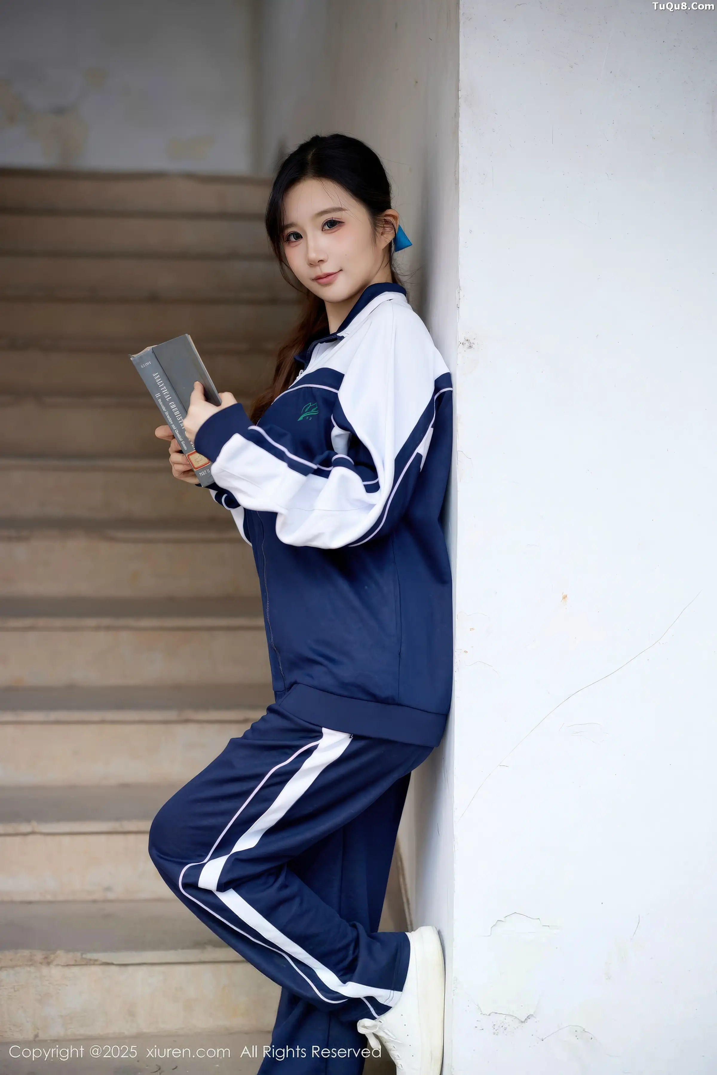 2kmn.vip_[XiuRen秀人网]No.11103_模特小肉肉咪性感学生装露红色内衣配黑丝网袜秀凹凸身材写真72P