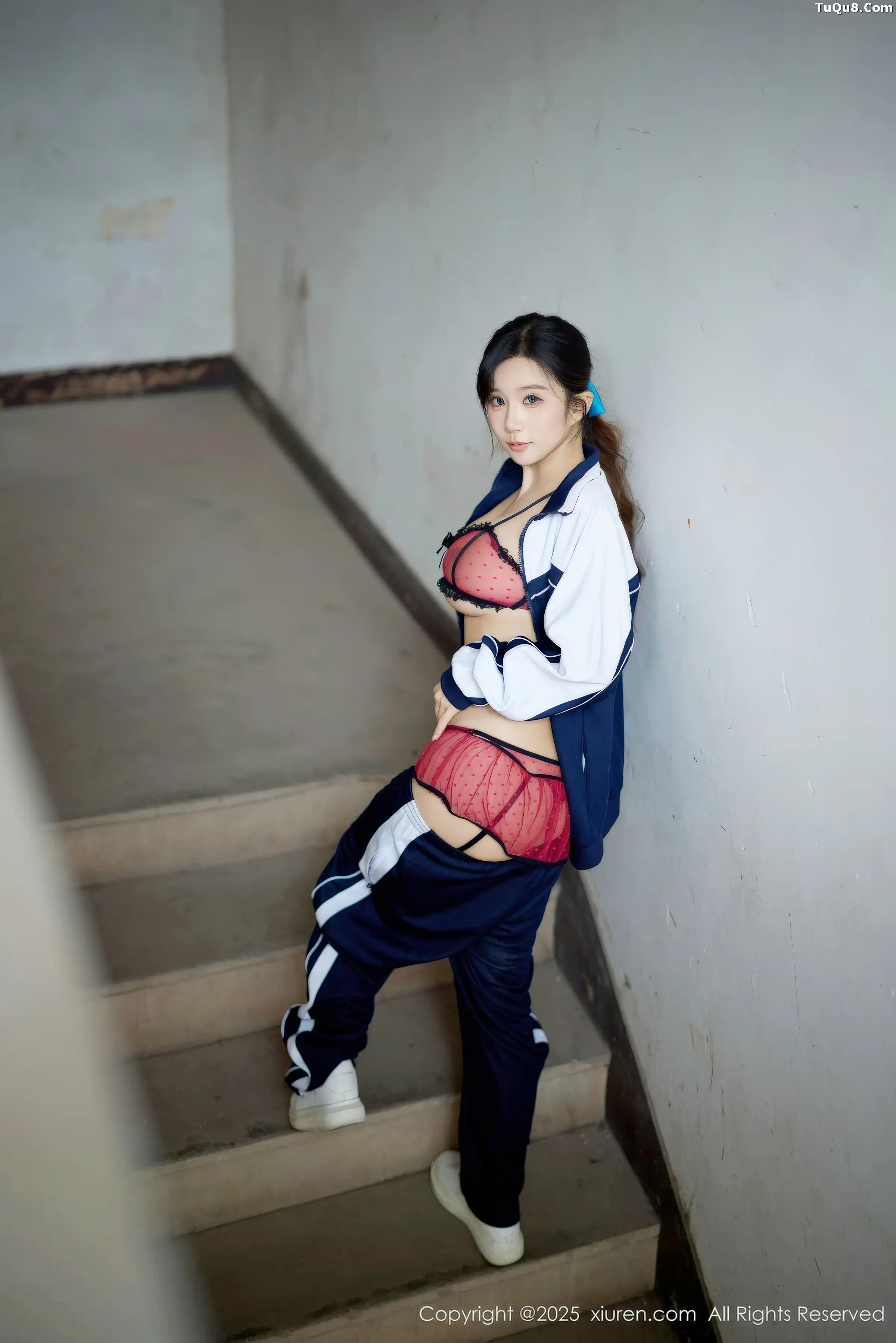 2kmn.vip_[XiuRen秀人网]No.11103_模特小肉肉咪性感学生装露红色内衣配黑丝网袜秀凹凸身材写真72P