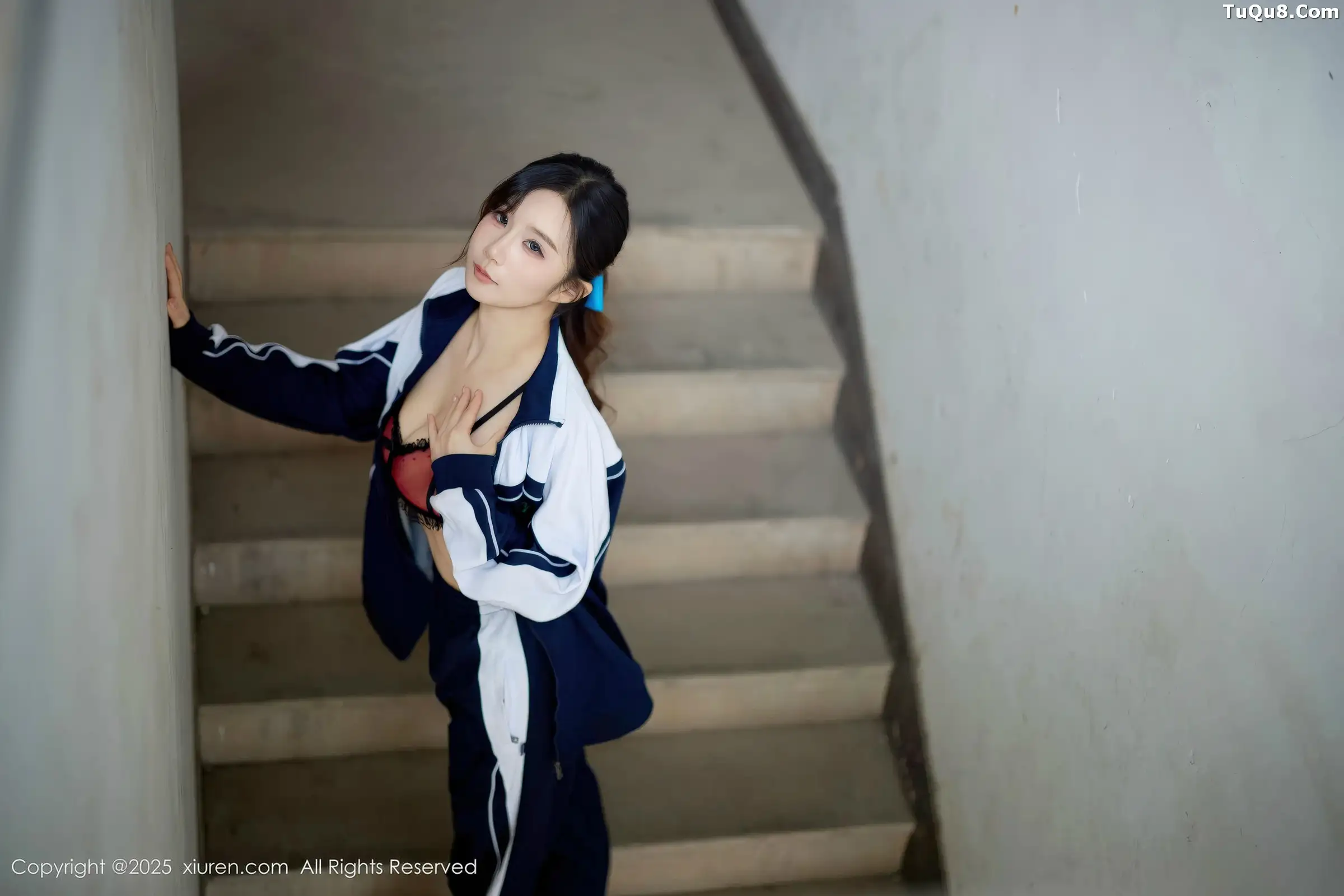 2kmn.vip_[XiuRen秀人网]No.11103_模特小肉肉咪性感学生装露红色内衣配黑丝网袜秀凹凸身材写真72P