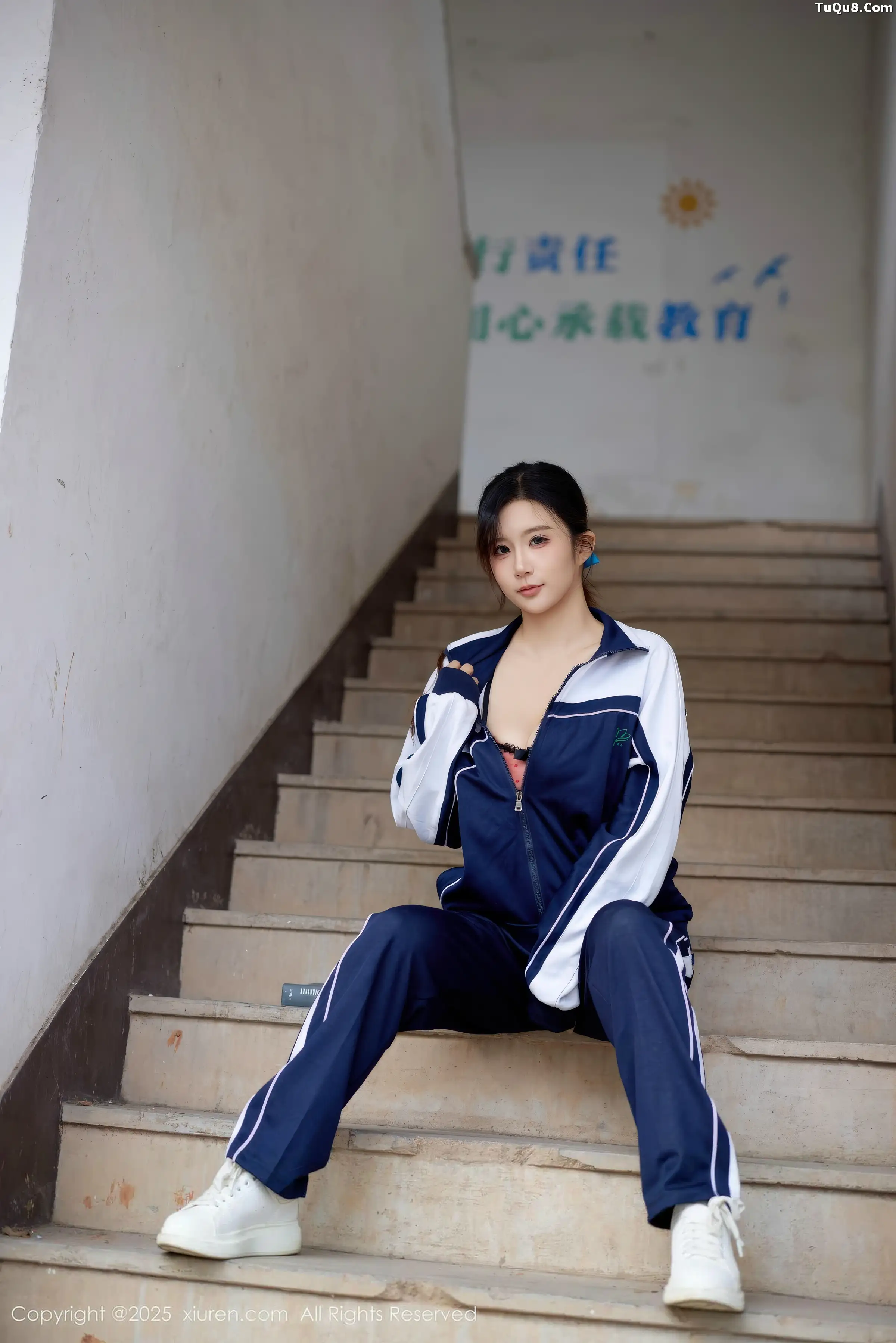 2kmn.vip_[XiuRen秀人网]No.11103_模特小肉肉咪性感学生装露红色内衣配黑丝网袜秀凹凸身材写真72P