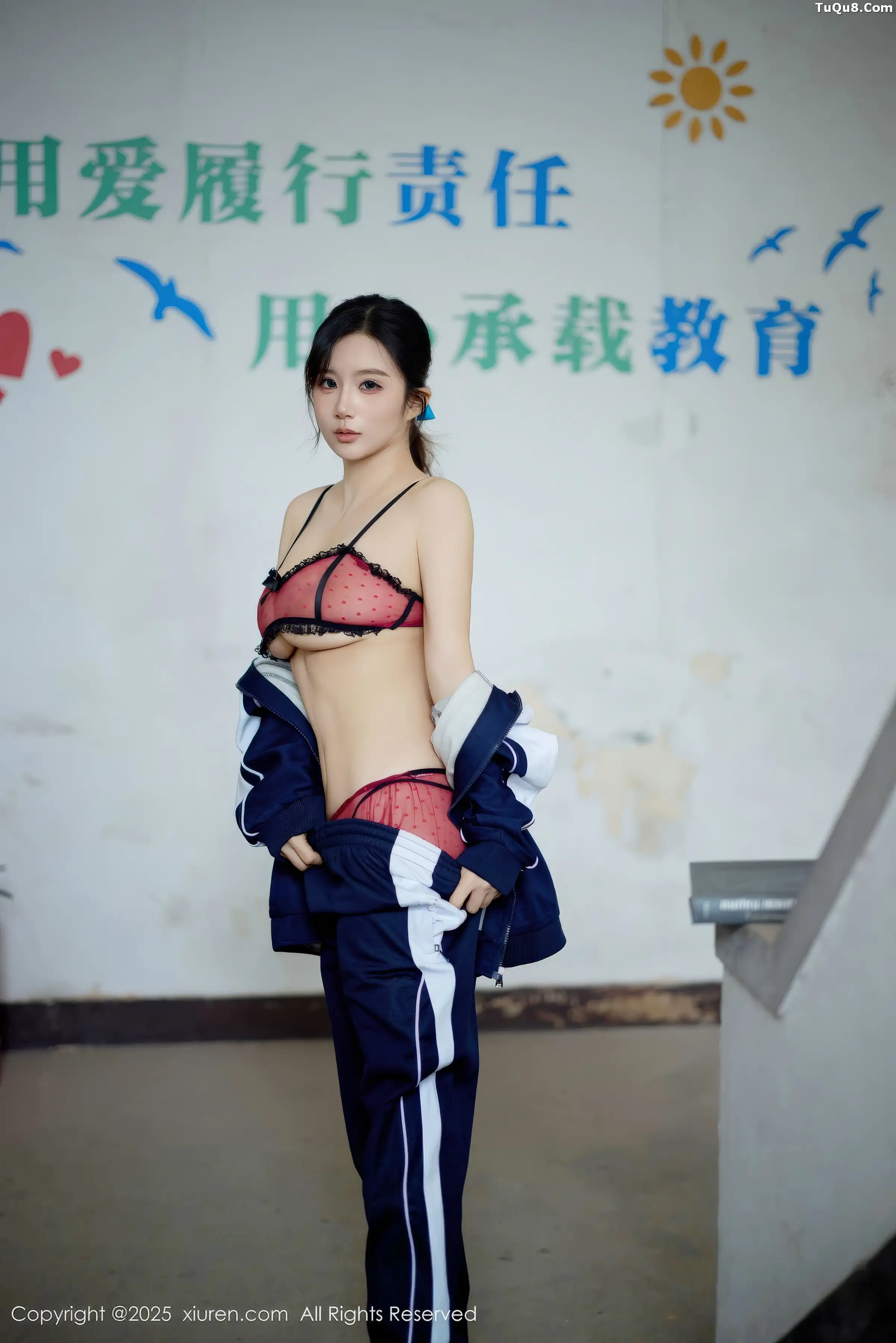 2kmn.vip_[XiuRen秀人网]No.11103_模特小肉肉咪性感学生装露红色内衣配黑丝网袜秀凹凸身材写真72P