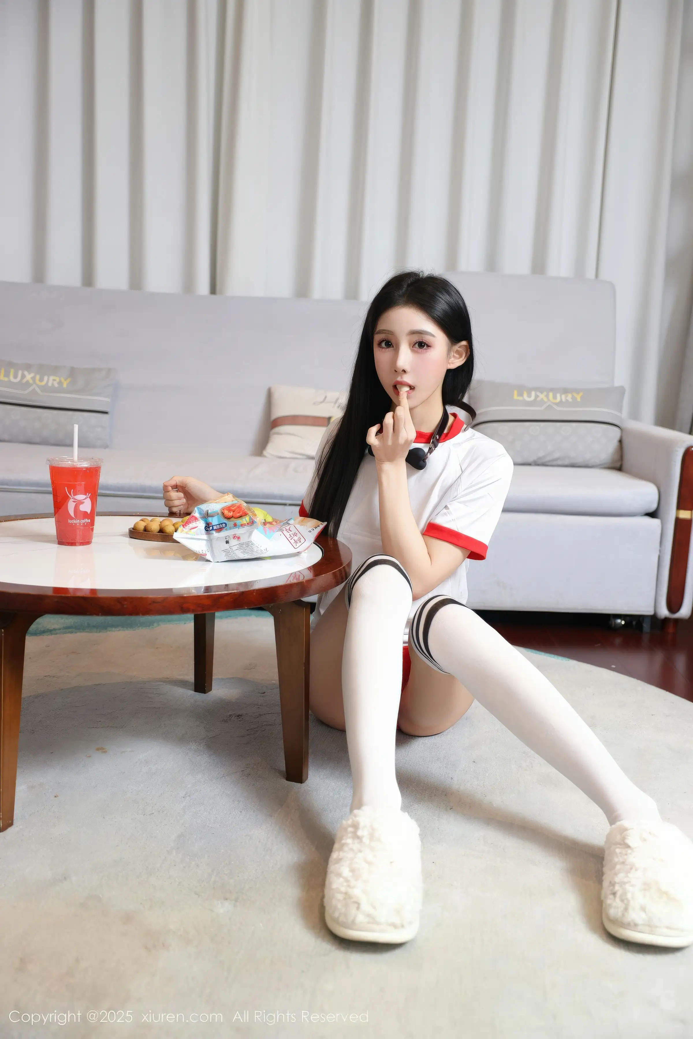 2kmn.vip_[XiuRen秀人网]No.11110_新人模特许微微呀性感白色T恤配白色丝袜秀丰腴身材诱惑写真86P