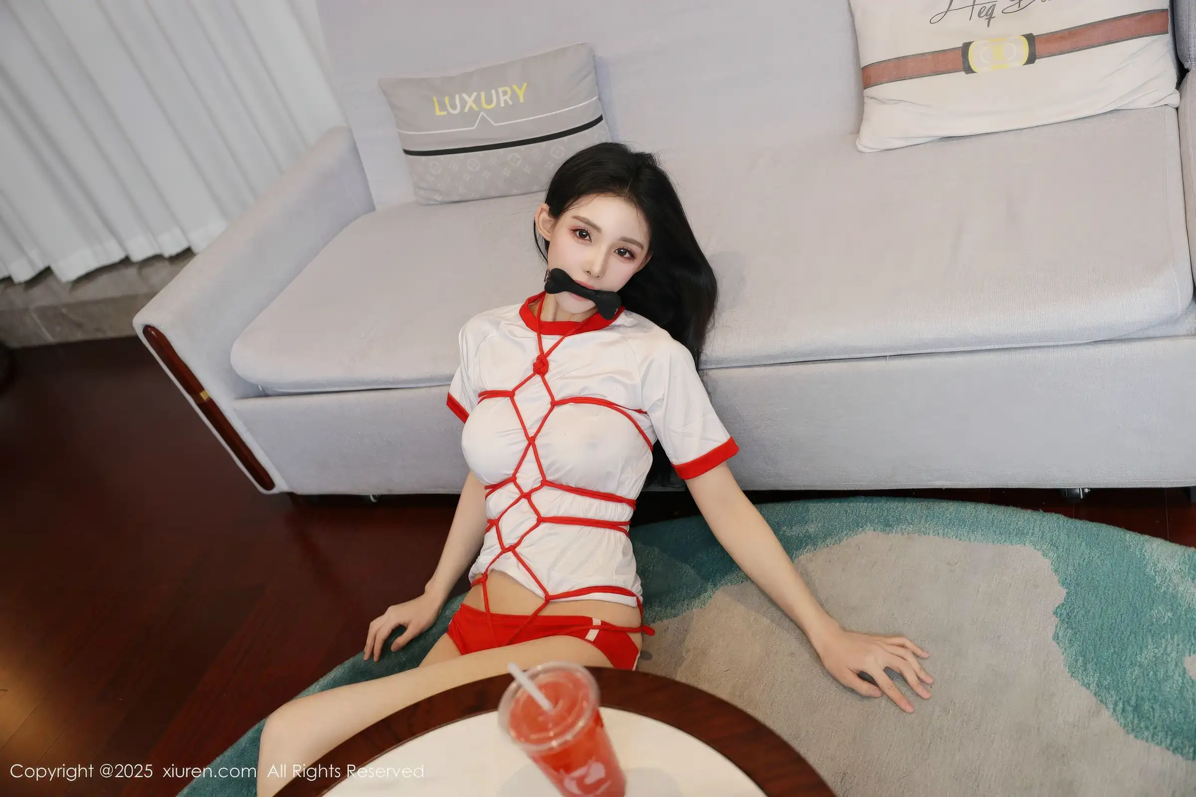 2kmn.vip_[XiuRen秀人网]No.11110_新人模特许微微呀性感白色T恤配白色丝袜秀丰腴身材诱惑写真86P