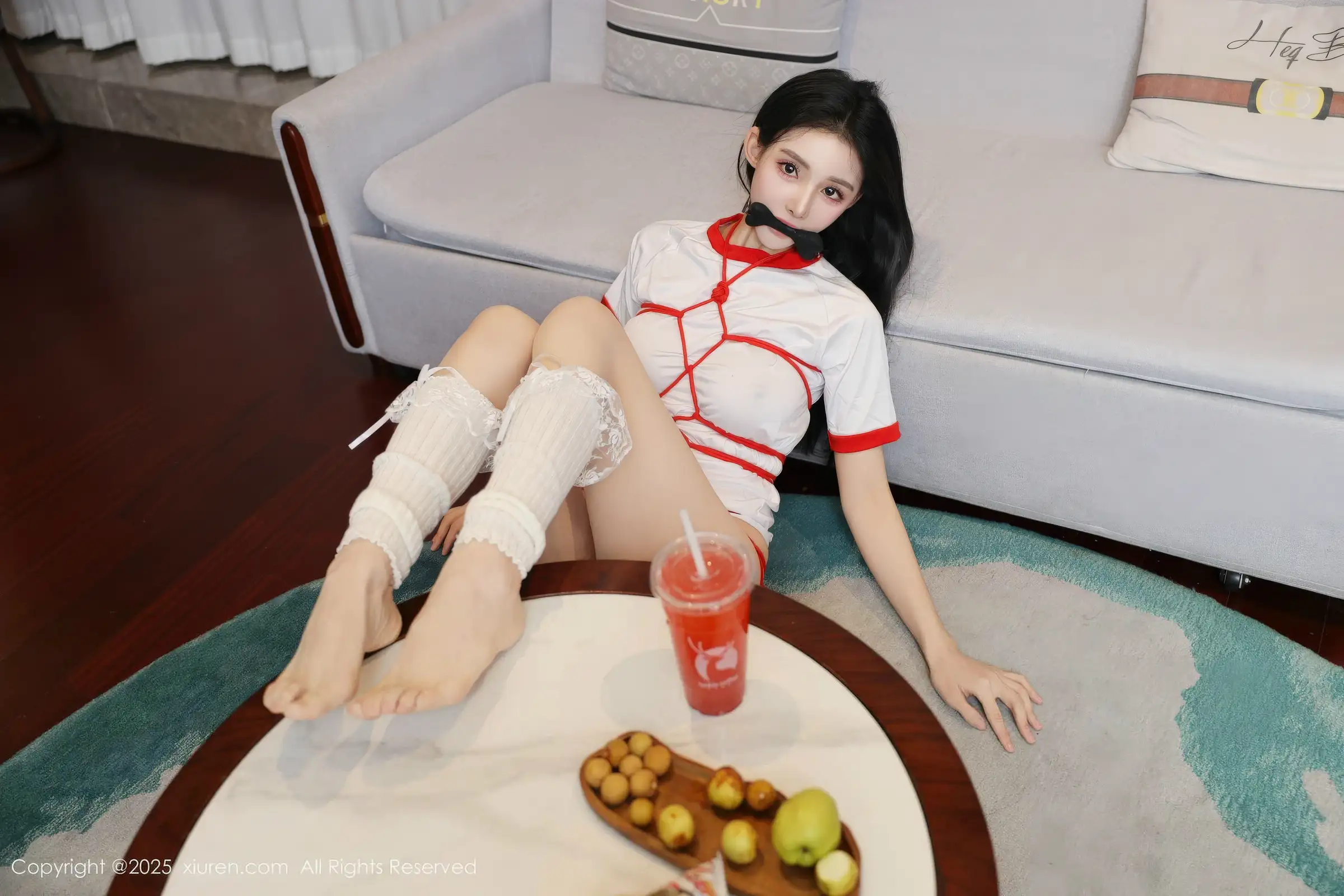 2kmn.vip_[XiuRen秀人网]No.11110_新人模特许微微呀性感白色T恤配白色丝袜秀丰腴身材诱惑写真86P