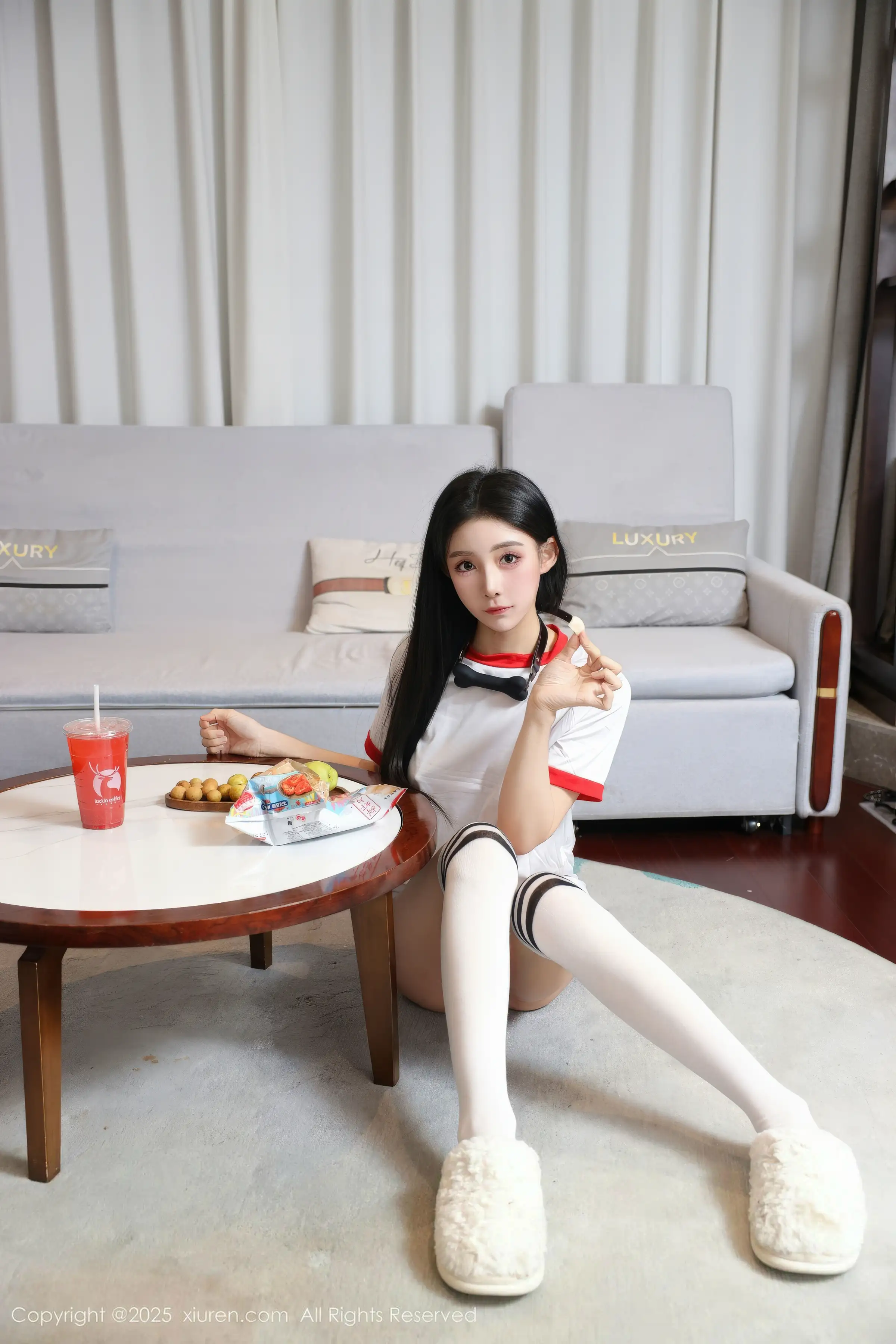 2kmn.vip_[XiuRen秀人网]No.11110_新人模特许微微呀性感白色T恤配白色丝袜秀丰腴身材诱惑写真86P