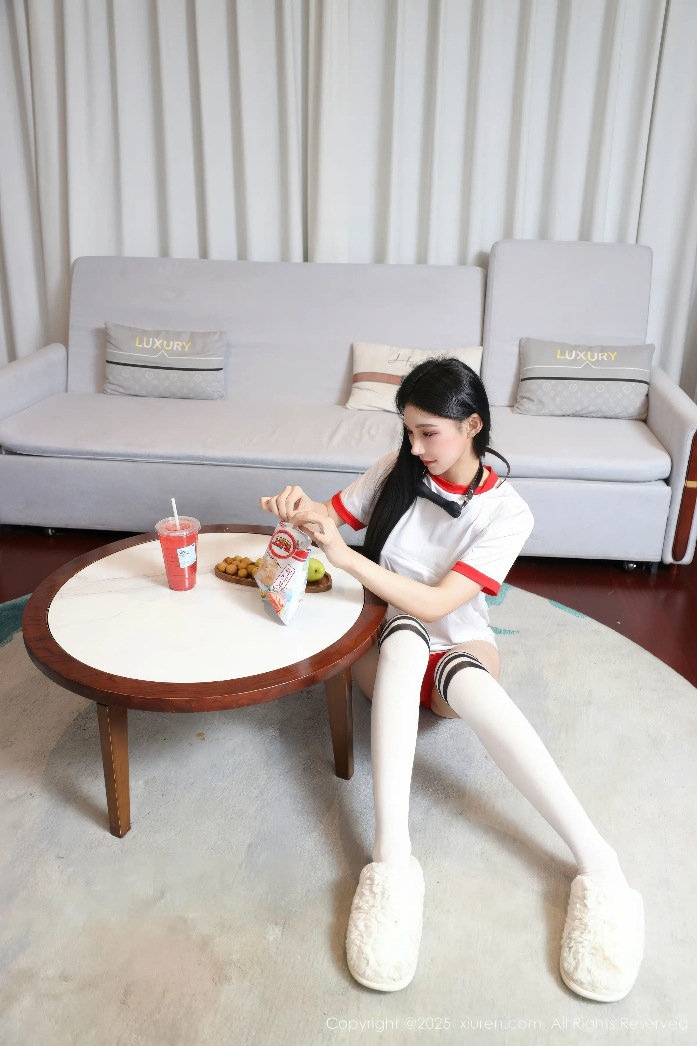 2kmn.vip_[XiuRen秀人网]No.11110_新人模特许微微呀性感白色T恤配白色丝袜秀丰腴身材诱惑写真86P