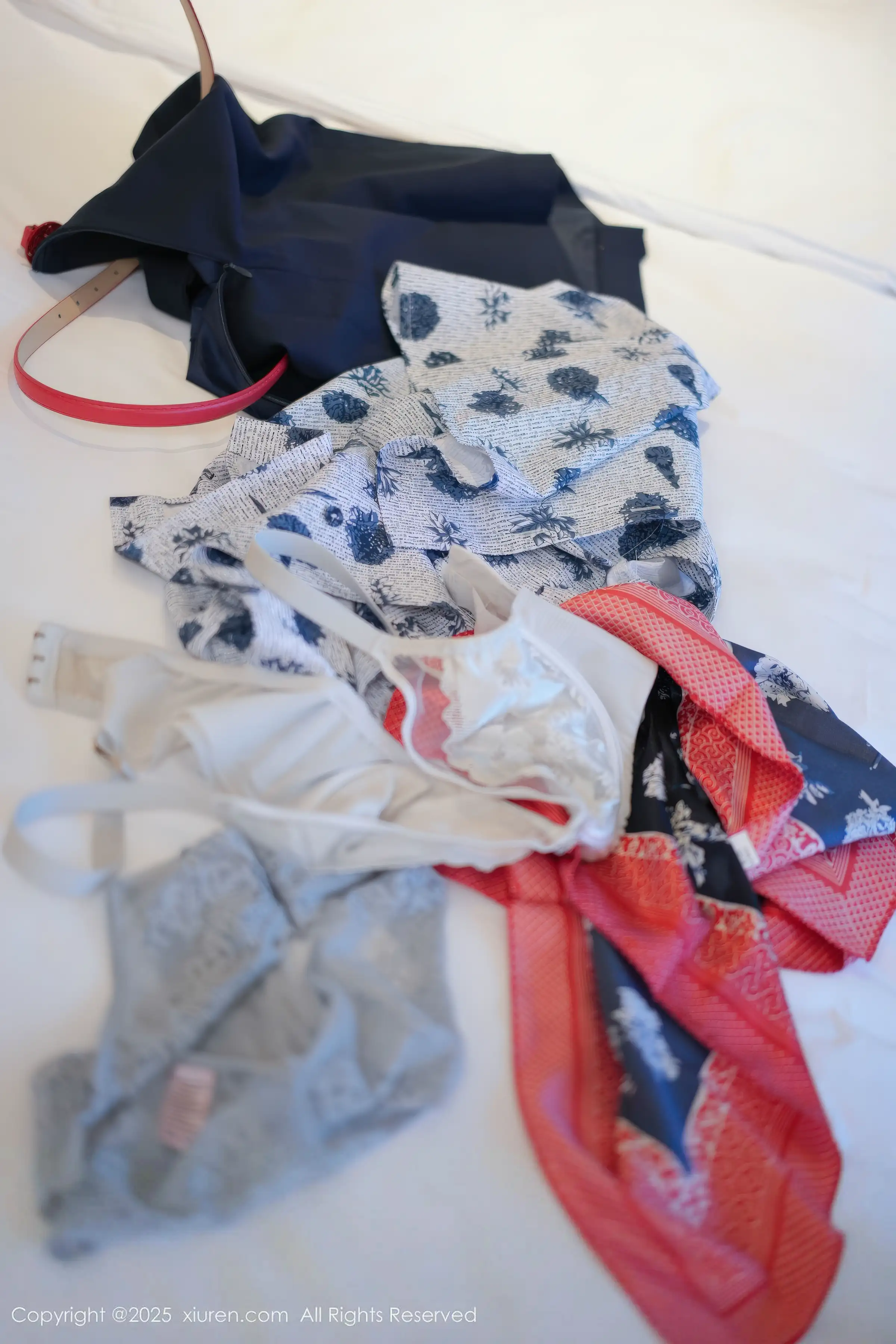 2kmn.vip_[XiuRen秀人网]No.11115_模特沈南汐RuRu性感空姐制服露灰色内衣秀凹凸身材诱惑写真80P