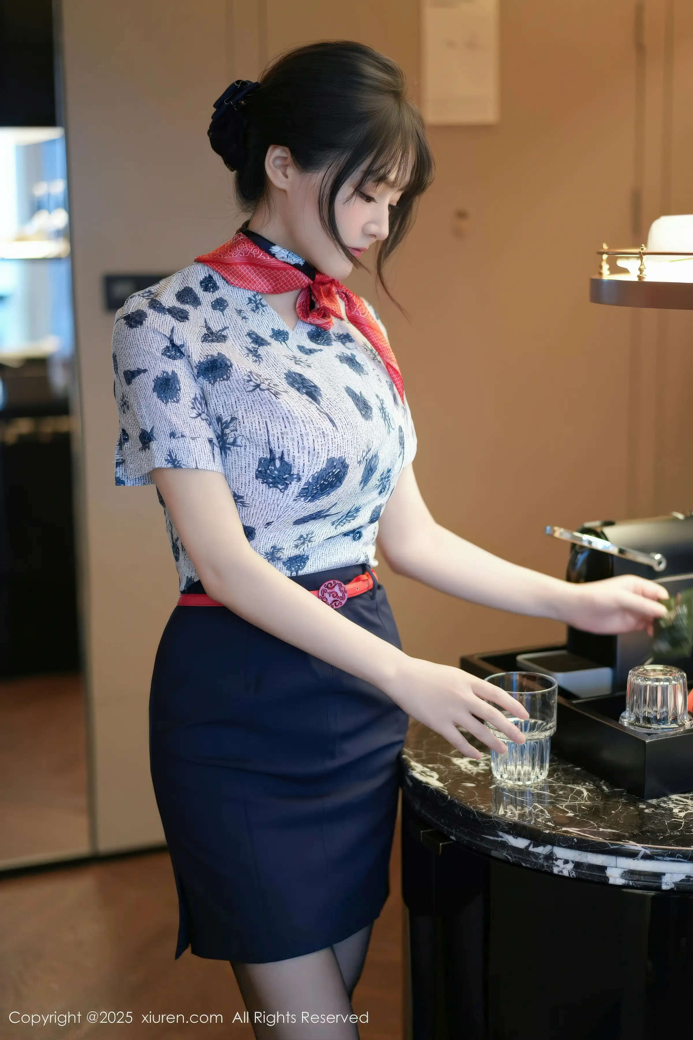 2kmn.vip_[XiuRen秀人网]No.11115_模特沈南汐RuRu性感空姐制服露灰色内衣秀凹凸身材诱惑写真80P