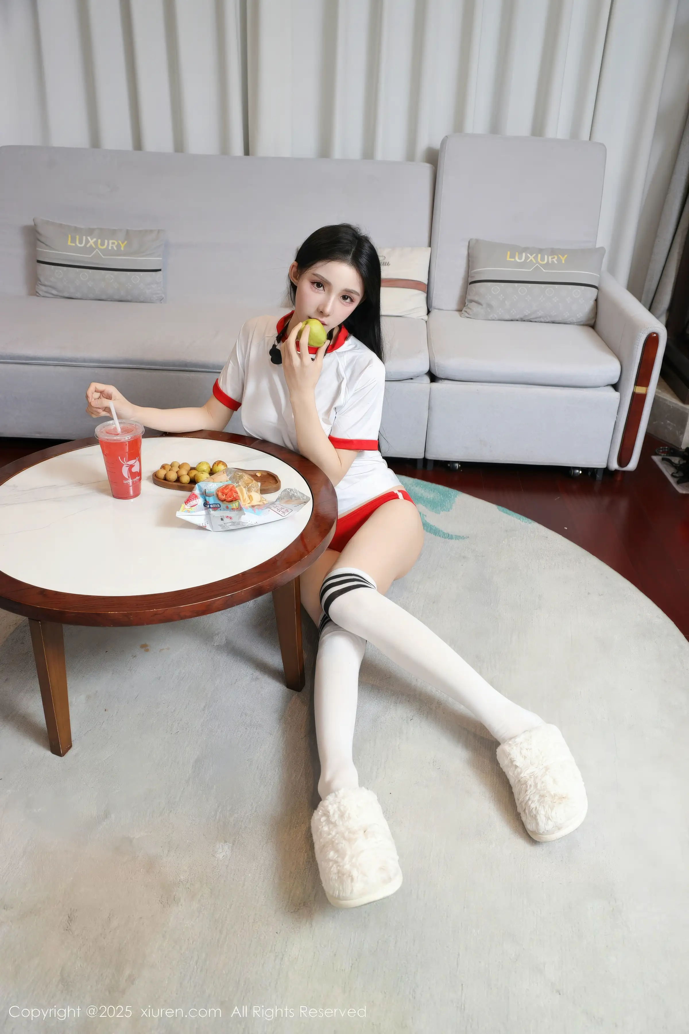 2kmn.vip_[XiuRen秀人网]No.11110_新人模特许微微呀性感白色T恤配白色丝袜秀丰腴身材诱惑写真86P