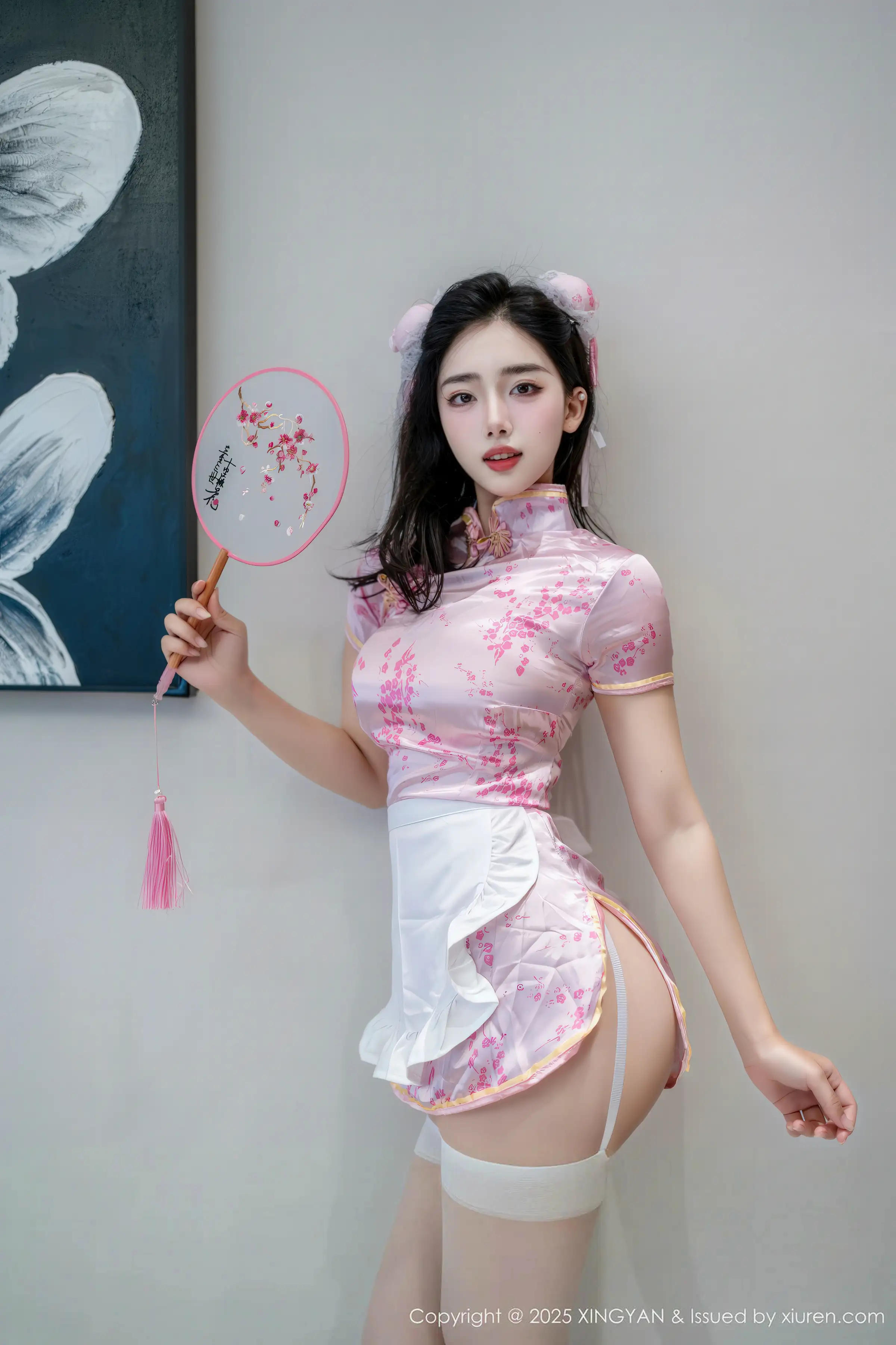 2kmn.vip_[XINGYAN星颜社]VOL.445_模特阮福福性感粉色旗袍服饰配白色丝袜秀完美身材诱惑写真78P