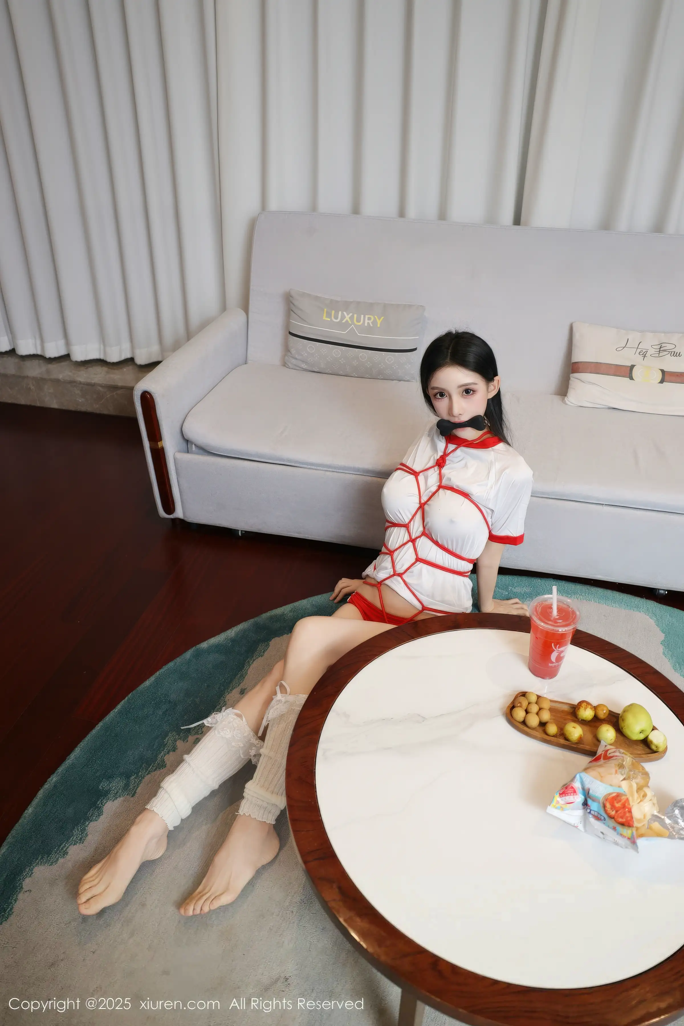 2kmn.vip_[XiuRen秀人网]No.11110_新人模特许微微呀性感白色T恤配白色丝袜秀丰腴身材诱惑写真86P