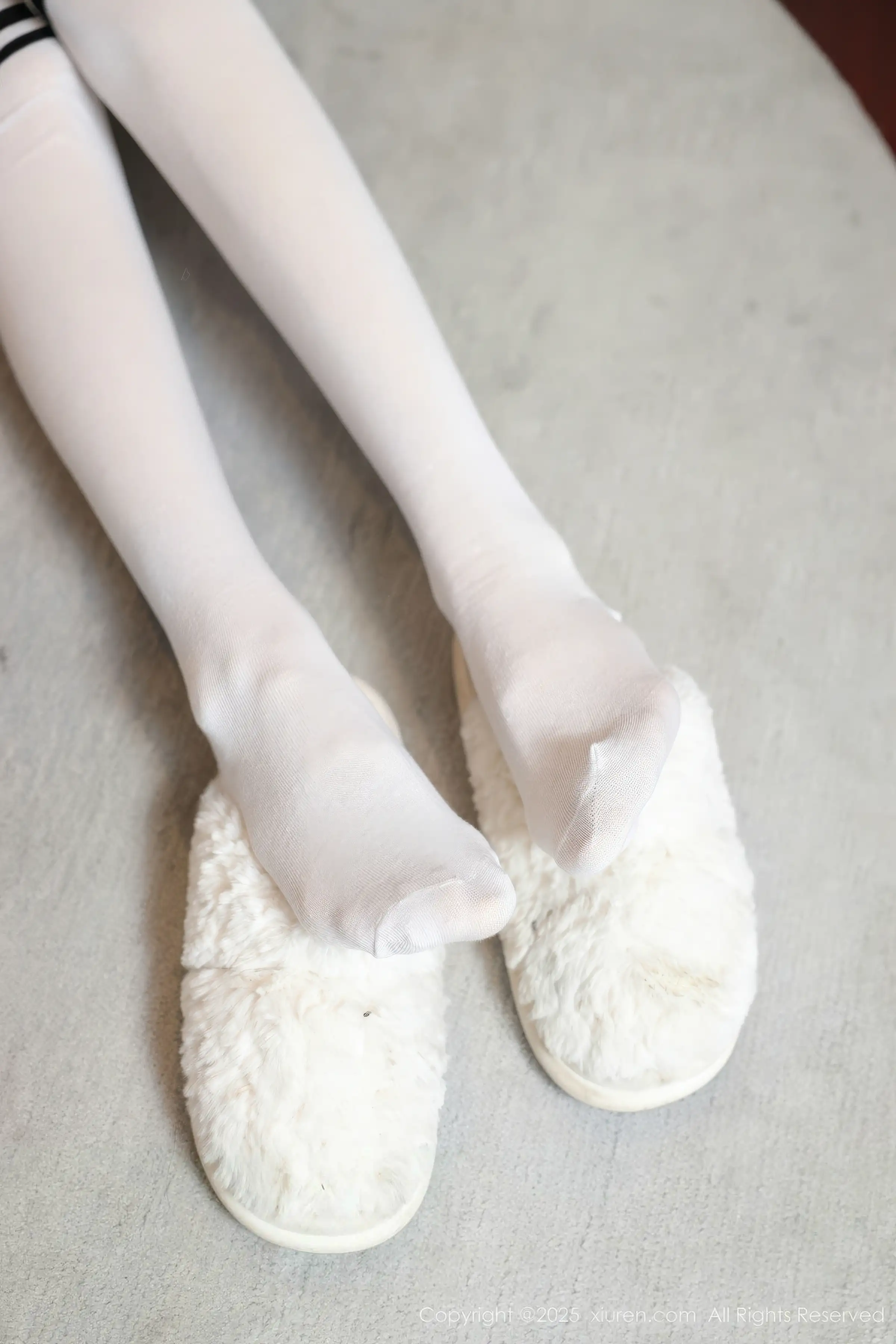 2kmn.vip_[XiuRen秀人网]No.11110_新人模特许微微呀性感白色T恤配白色丝袜秀丰腴身材诱惑写真86P