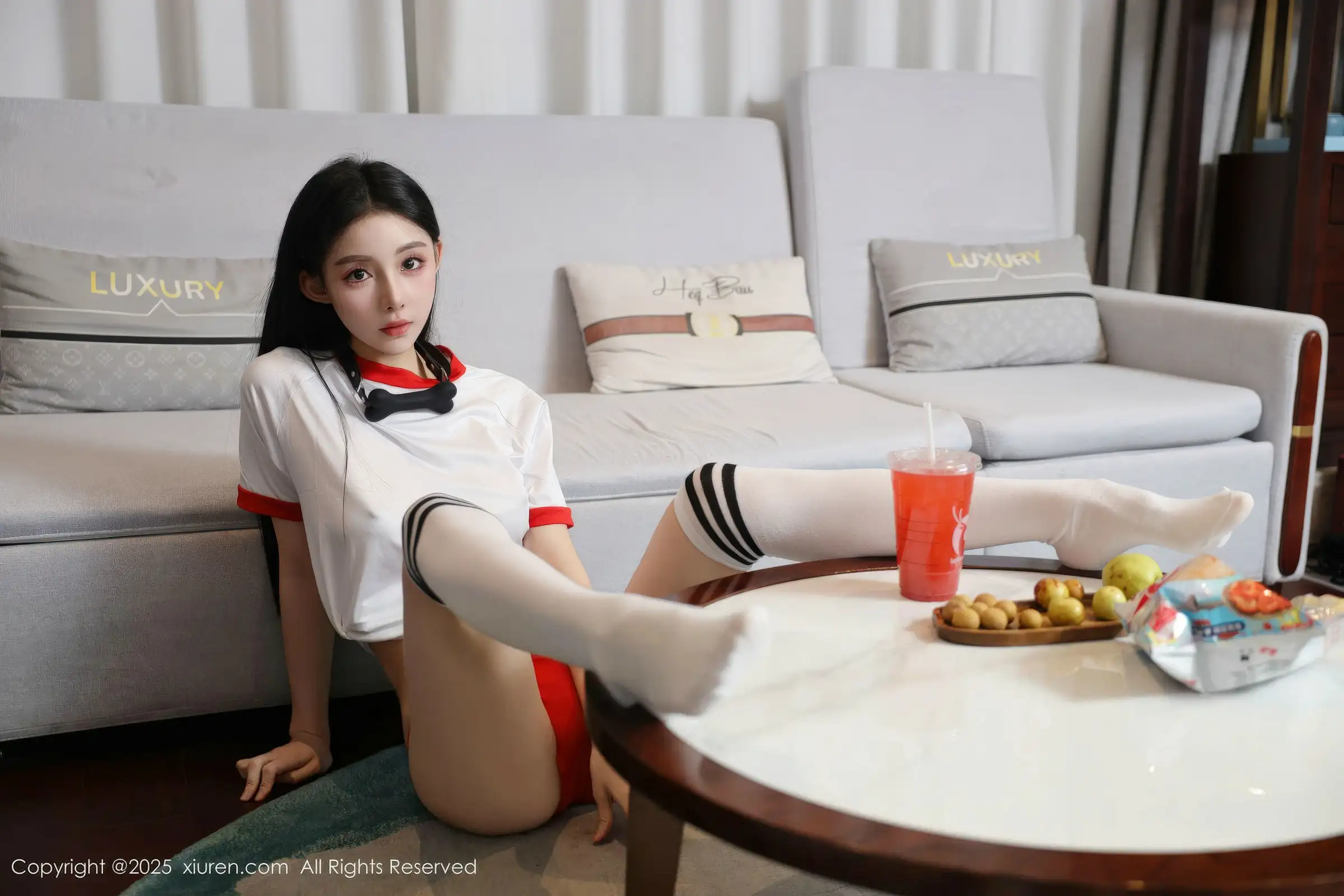 2kmn.vip_[XiuRen秀人网]No.11110_新人模特许微微呀性感白色T恤配白色丝袜秀丰腴身材诱惑写真86P