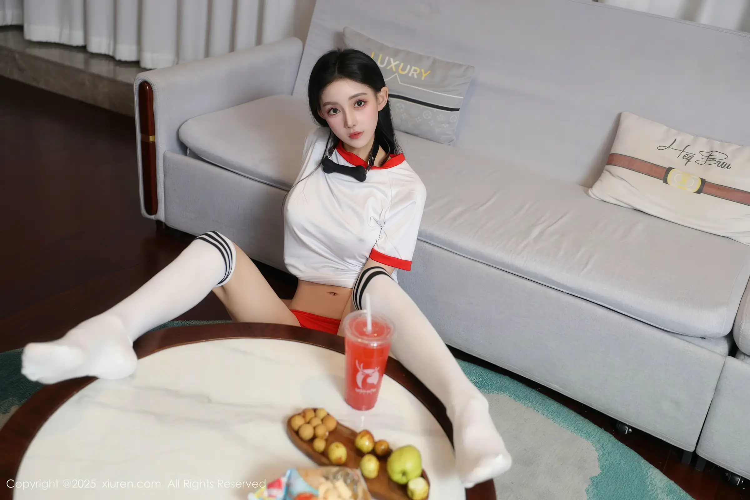 2kmn.vip_[XiuRen秀人网]No.11110_新人模特许微微呀性感白色T恤配白色丝袜秀丰腴身材诱惑写真86P