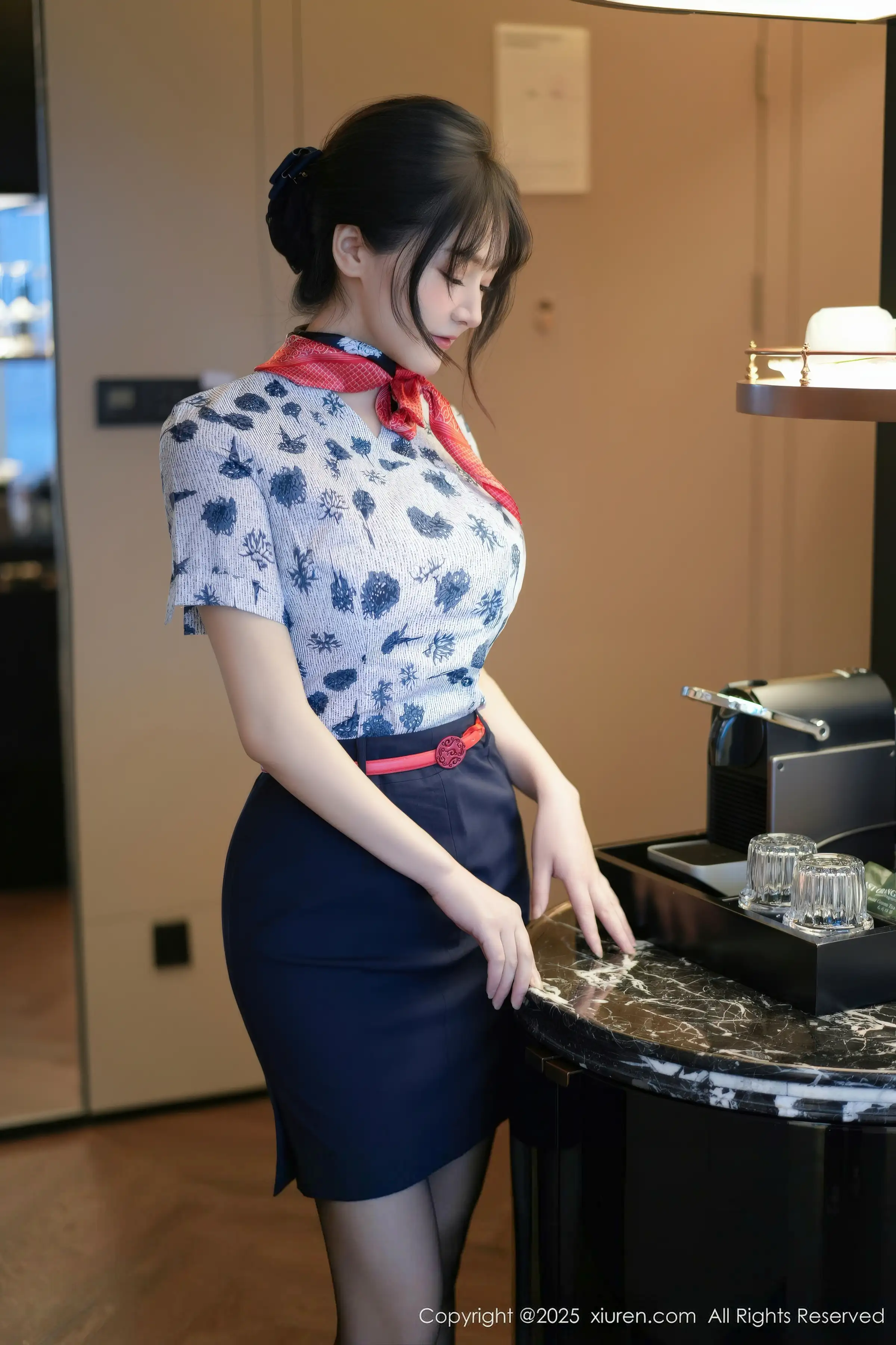 2kmn.vip_[XiuRen秀人网]No.11115_模特沈南汐RuRu性感空姐制服露灰色内衣秀凹凸身材诱惑写真80P