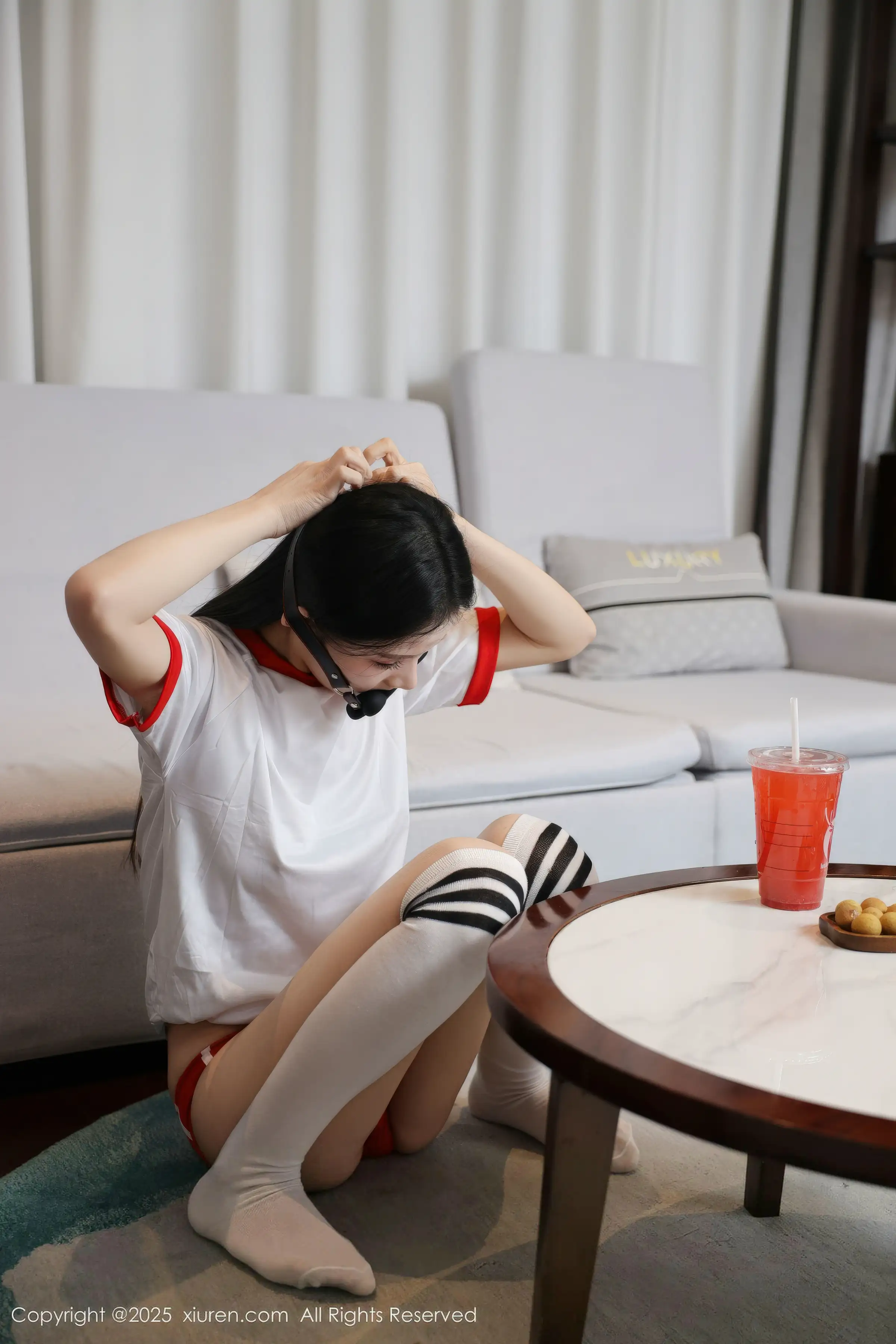 2kmn.vip_[XiuRen秀人网]No.11110_新人模特许微微呀性感白色T恤配白色丝袜秀丰腴身材诱惑写真86P