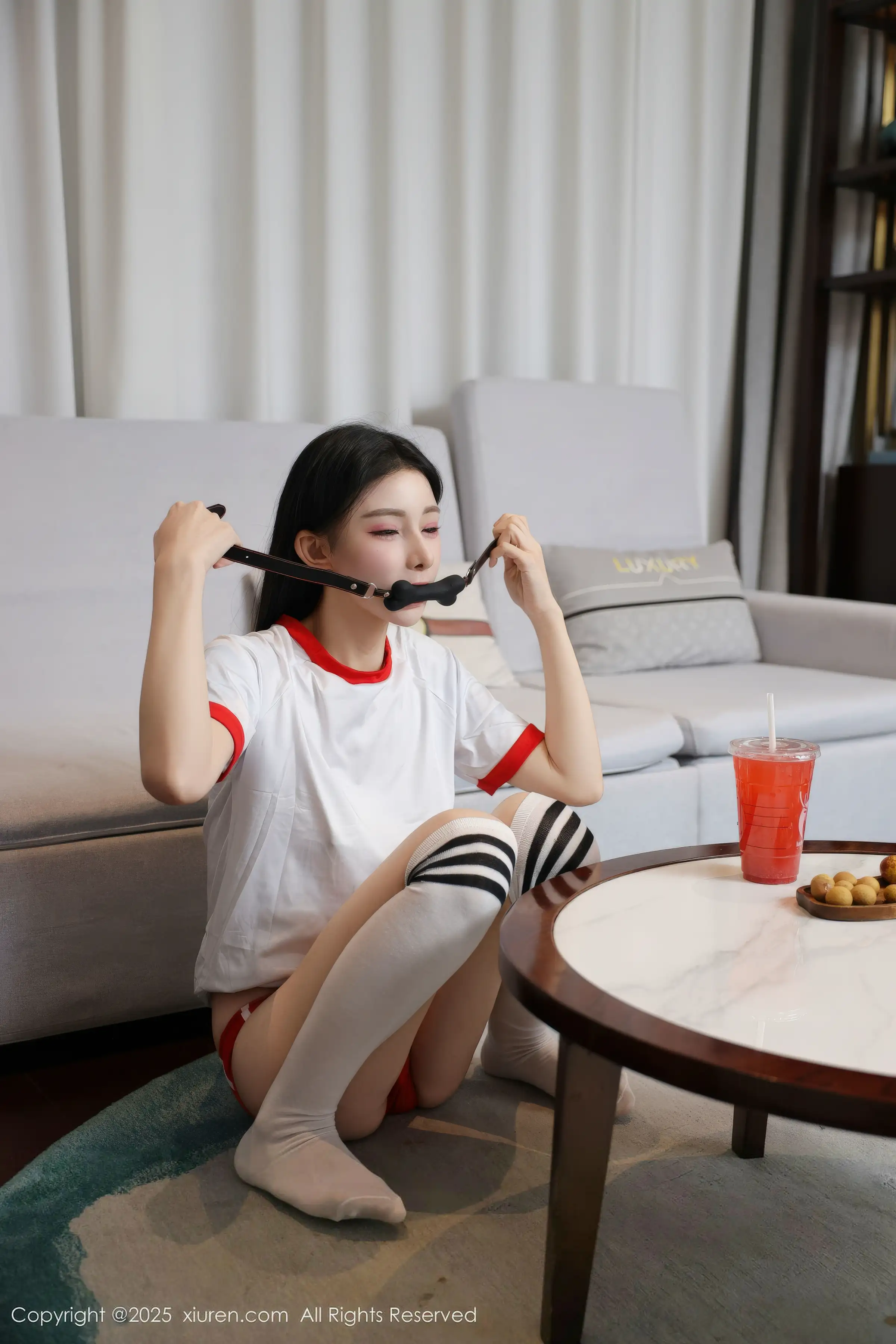 2kmn.vip_[XiuRen秀人网]No.11110_新人模特许微微呀性感白色T恤配白色丝袜秀丰腴身材诱惑写真86P