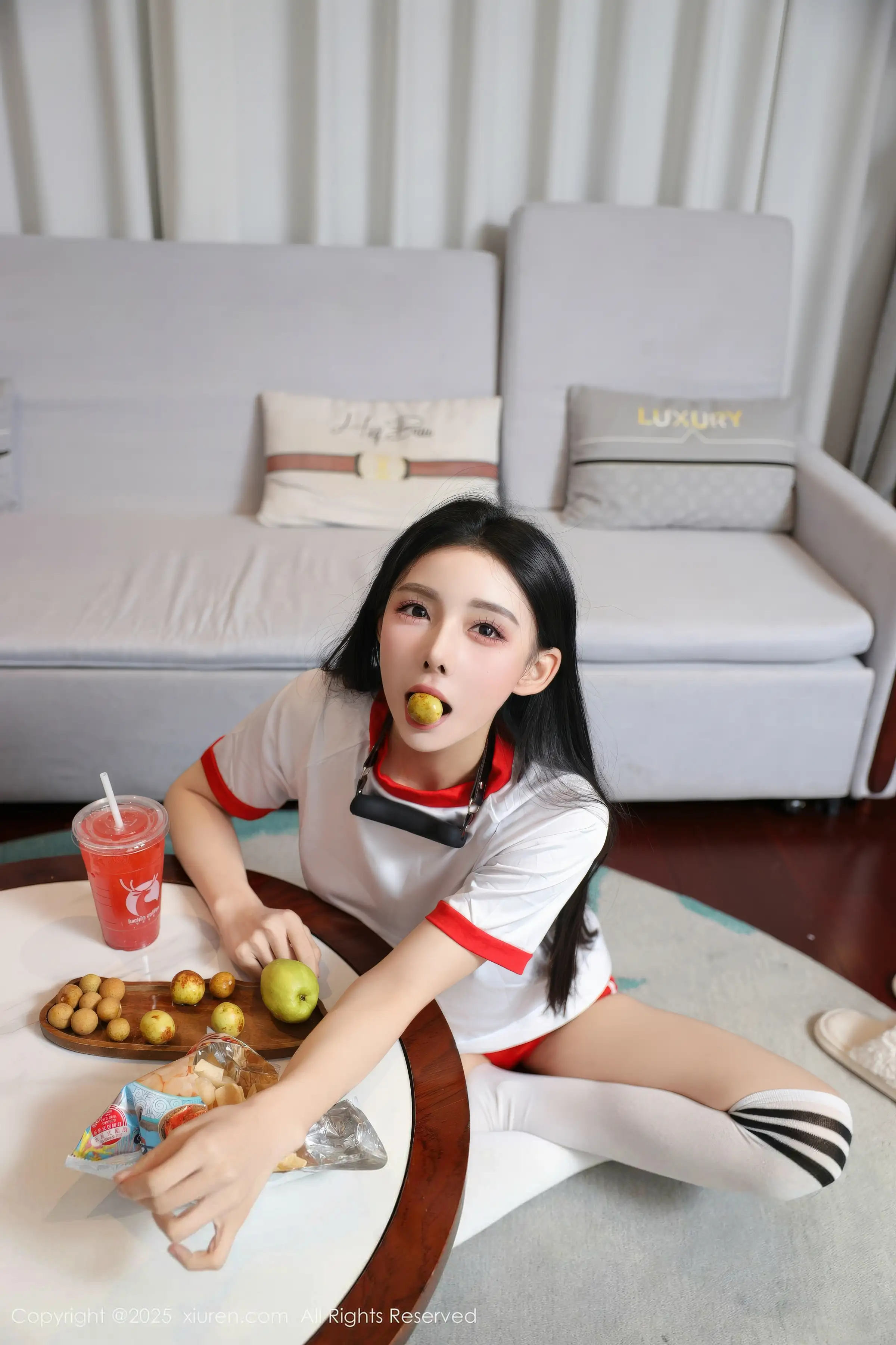 2kmn.vip_[XiuRen秀人网]No.11110_新人模特许微微呀性感白色T恤配白色丝袜秀丰腴身材诱惑写真86P