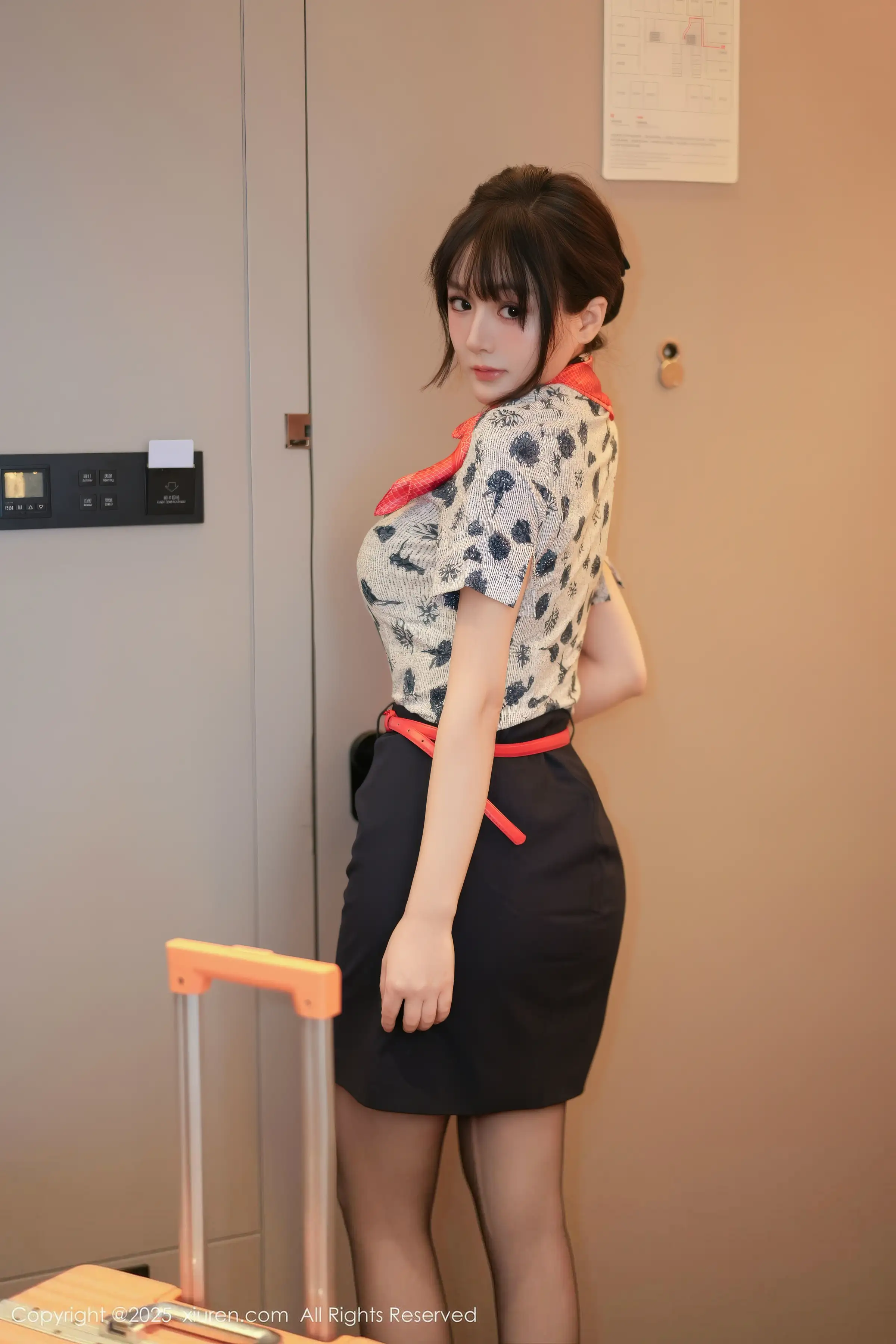 2kmn.vip_[XiuRen秀人网]No.11115_模特沈南汐RuRu性感空姐制服露灰色内衣秀凹凸身材诱惑写真80P