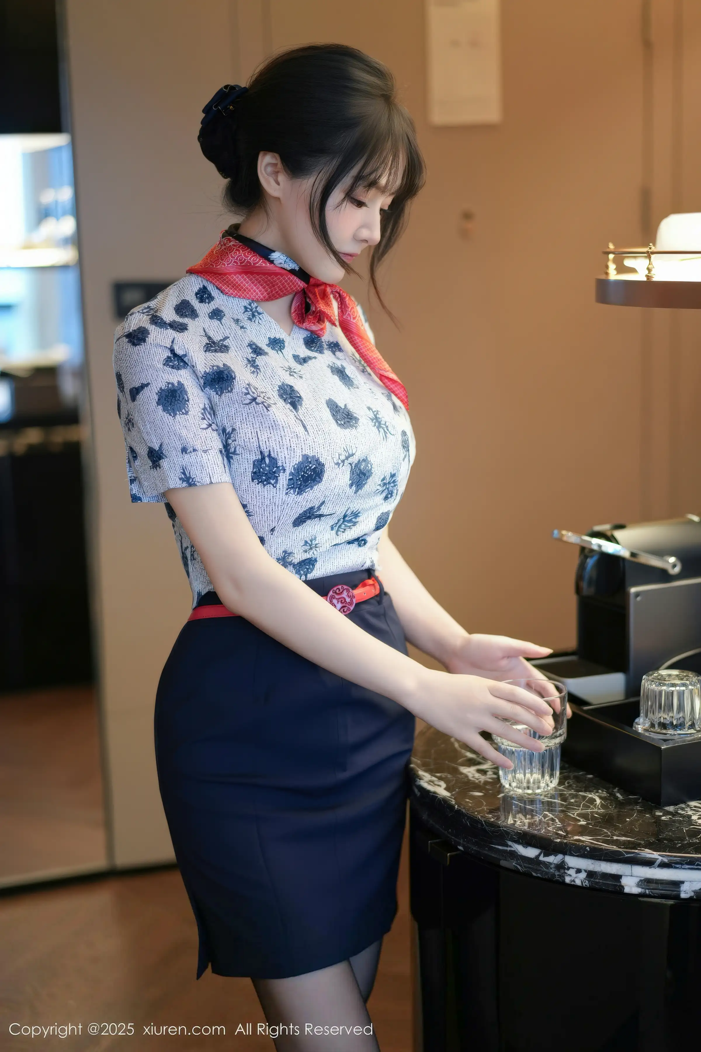 2kmn.vip_[XiuRen秀人网]No.11115_模特沈南汐RuRu性感空姐制服露灰色内衣秀凹凸身材诱惑写真80P