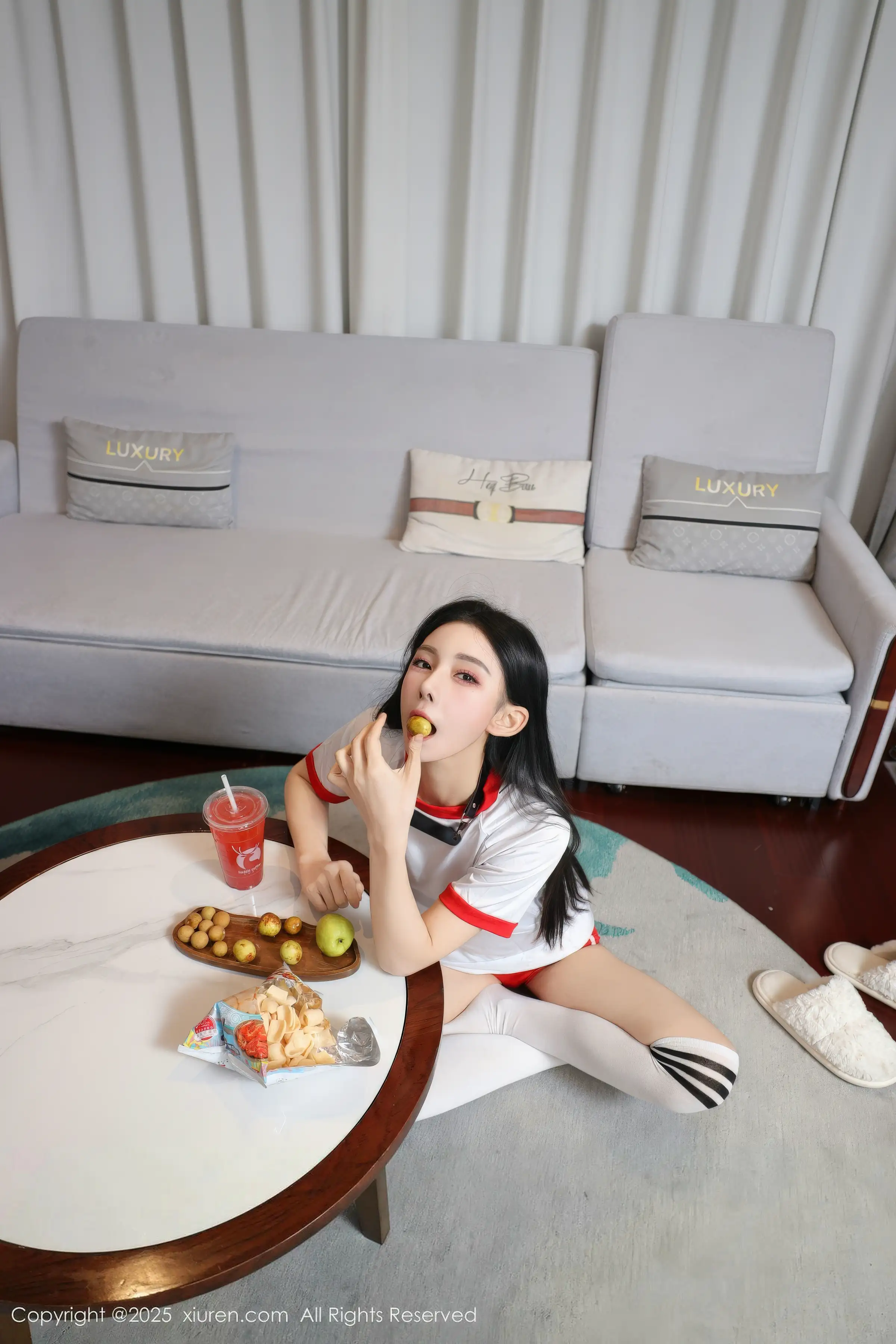 2kmn.vip_[XiuRen秀人网]No.11110_新人模特许微微呀性感白色T恤配白色丝袜秀丰腴身材诱惑写真86P