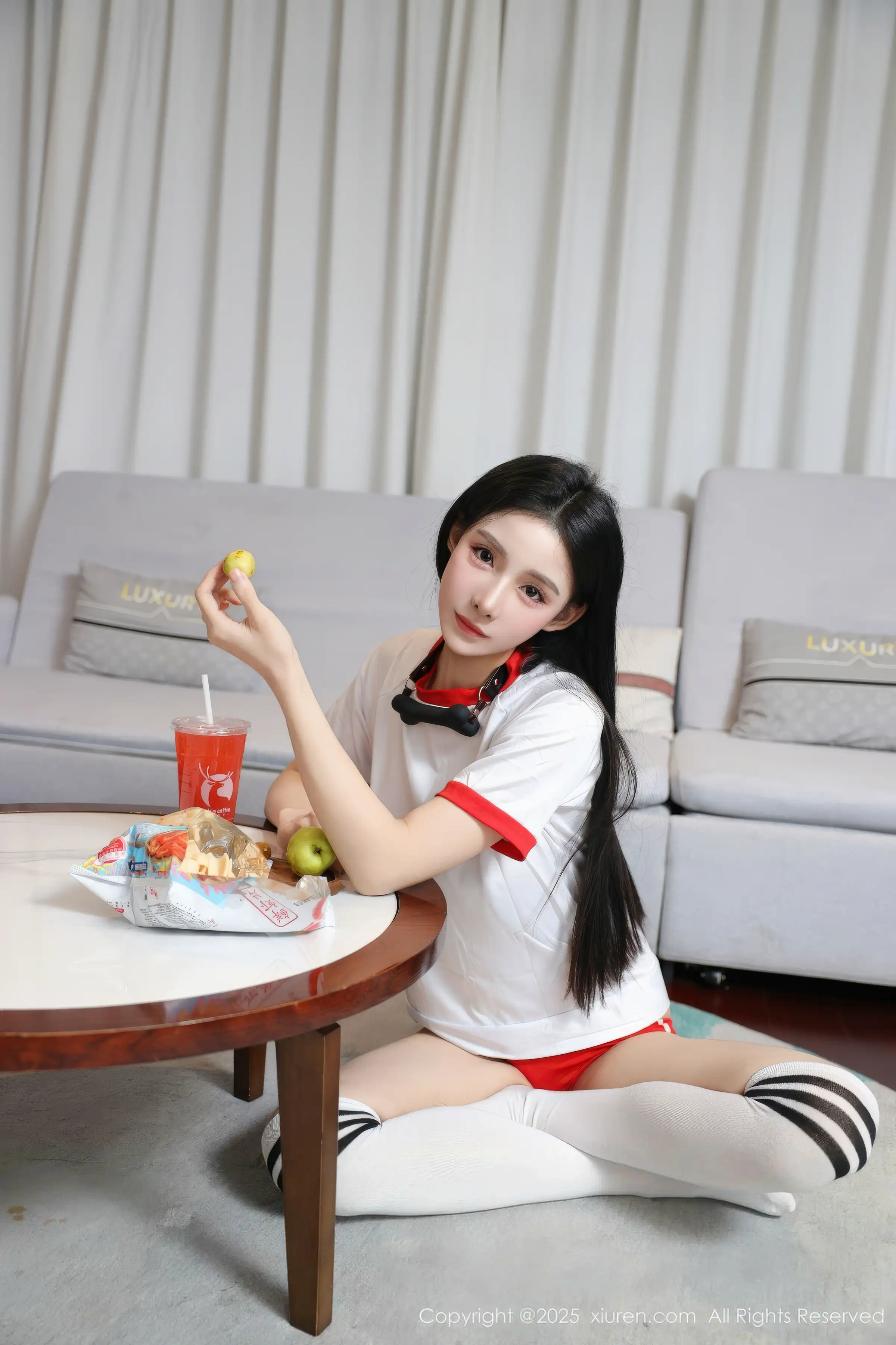 2kmn.vip_[XiuRen秀人网]No.11110_新人模特许微微呀性感白色T恤配白色丝袜秀丰腴身材诱惑写真86P