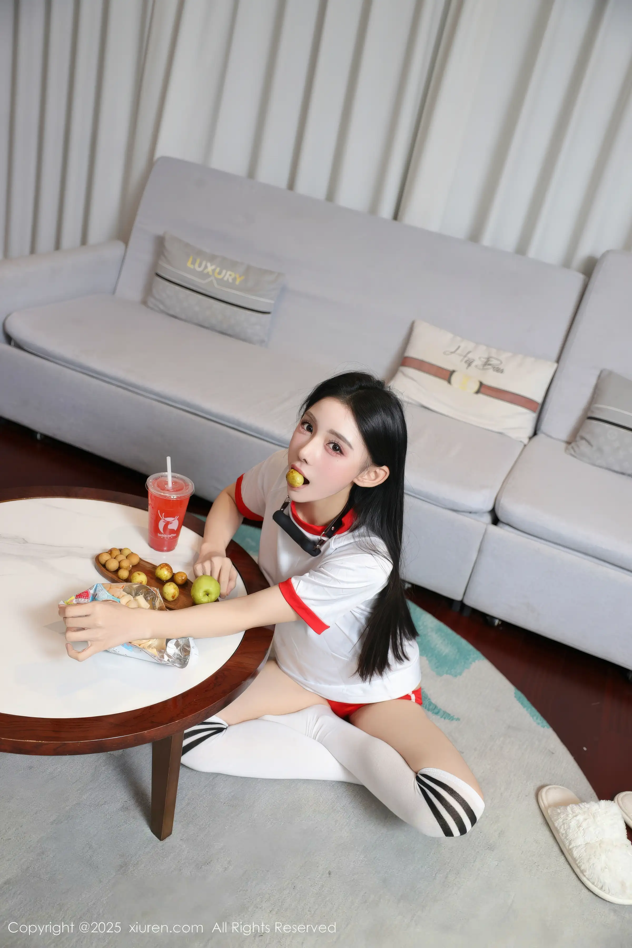 2kmn.vip_[XiuRen秀人网]No.11110_新人模特许微微呀性感白色T恤配白色丝袜秀丰腴身材诱惑写真86P