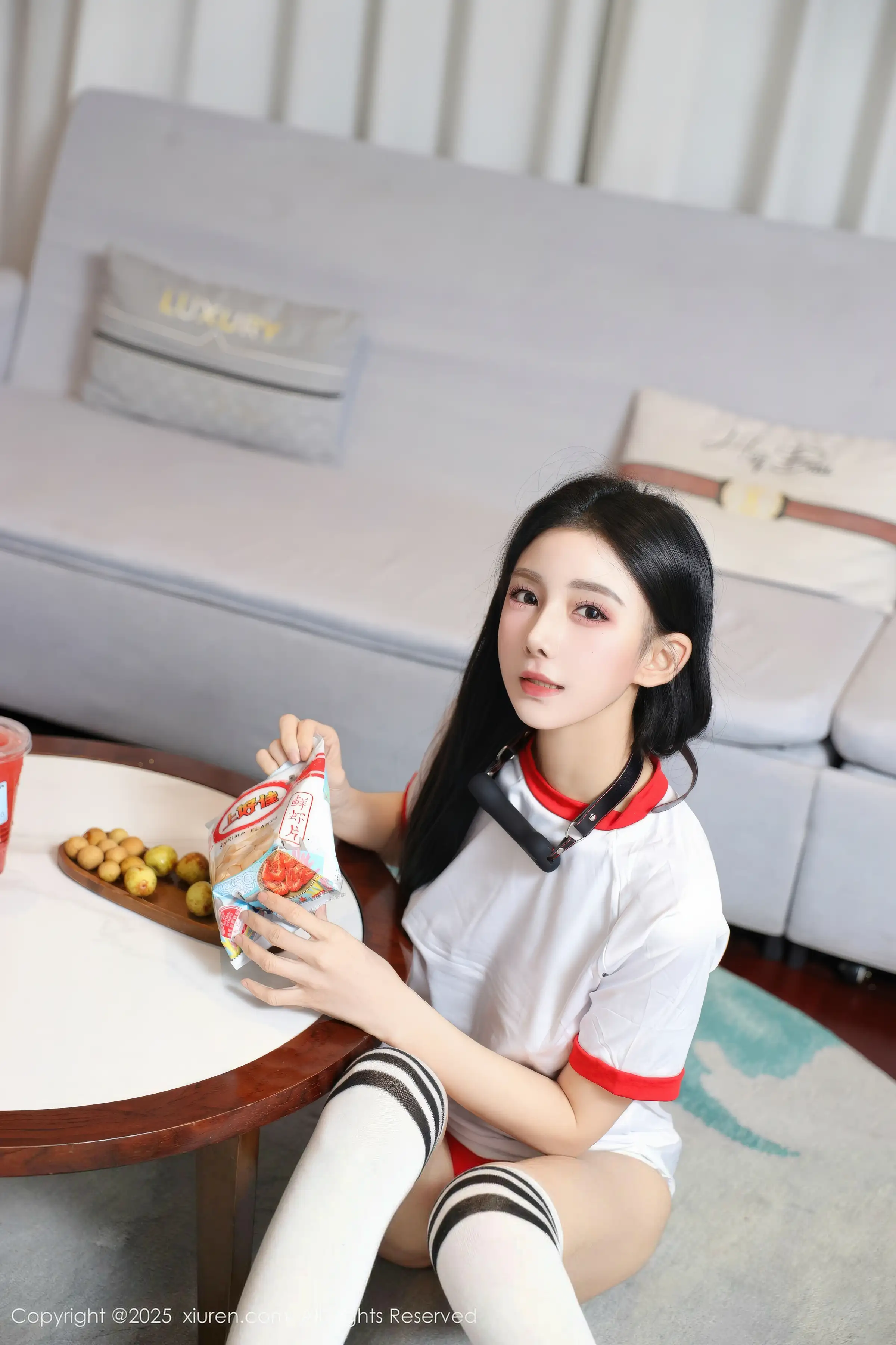 2kmn.vip_[XiuRen秀人网]No.11110_新人模特许微微呀性感白色T恤配白色丝袜秀丰腴身材诱惑写真86P