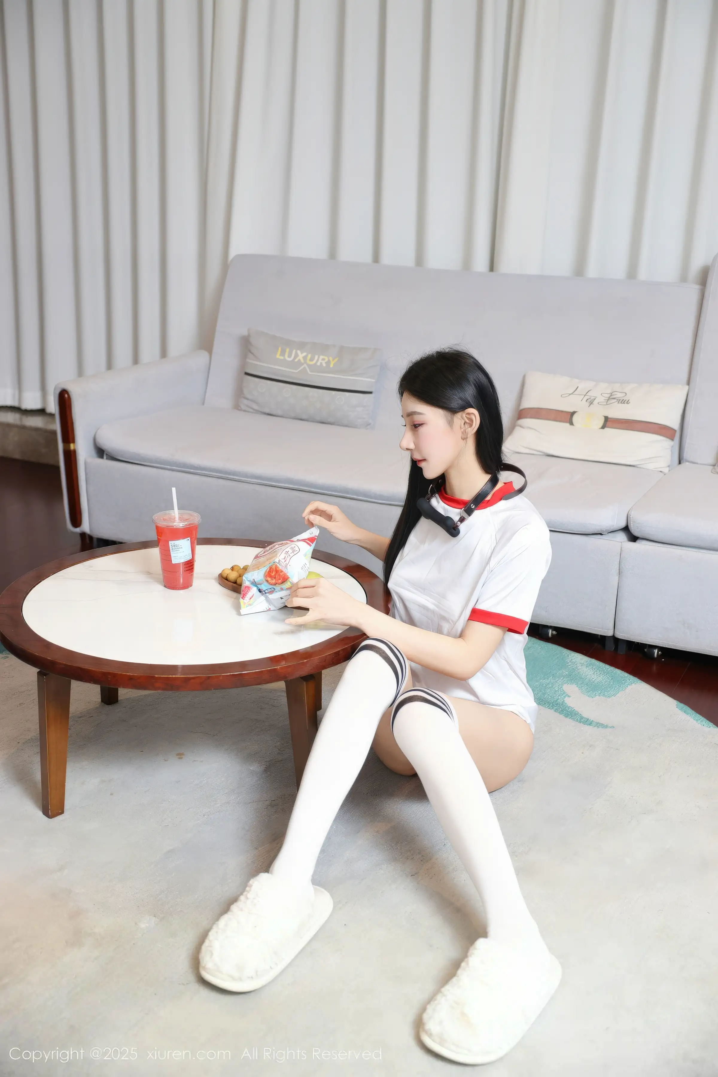 2kmn.vip_[XiuRen秀人网]No.11110_新人模特许微微呀性感白色T恤配白色丝袜秀丰腴身材诱惑写真86P