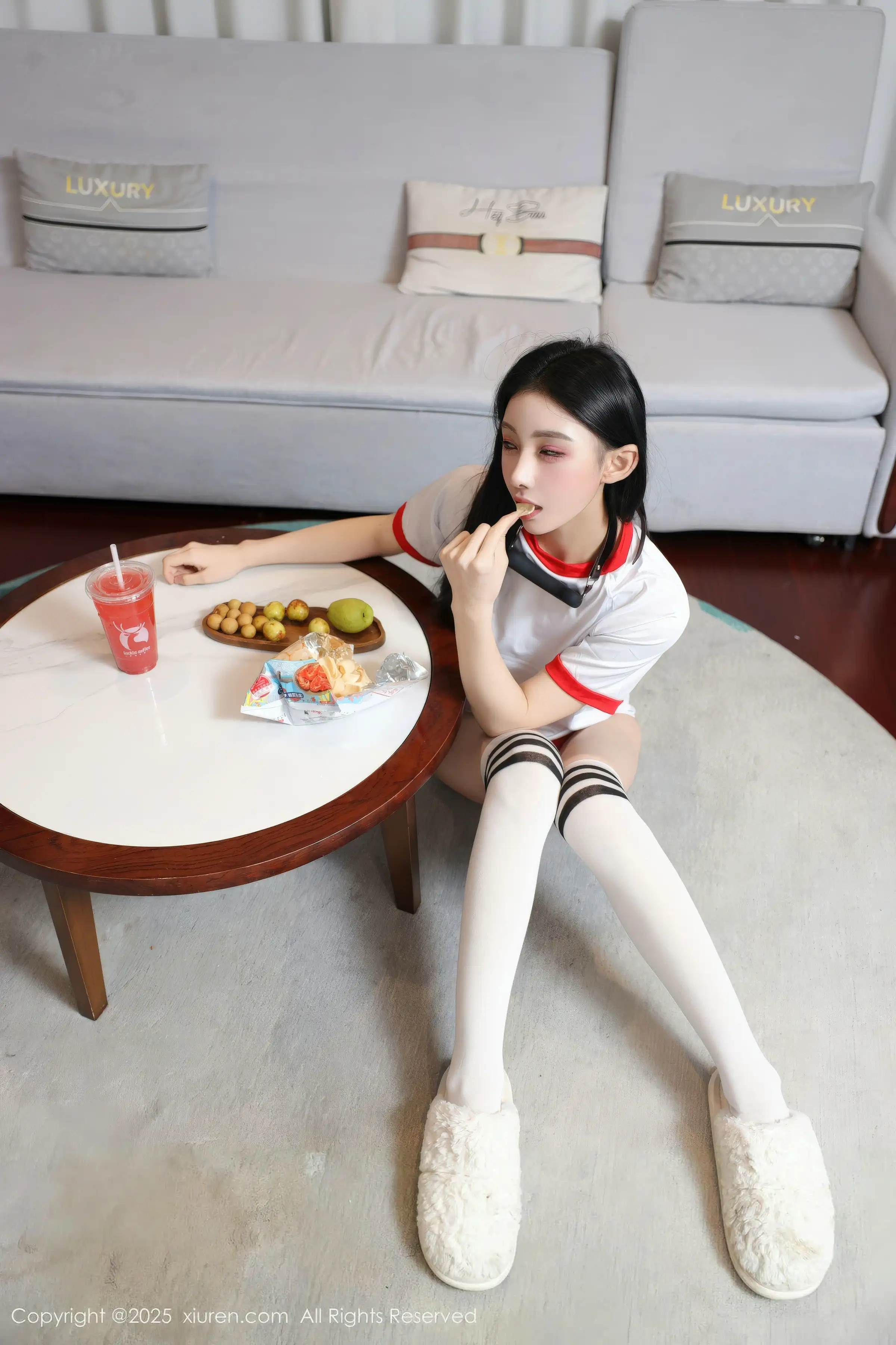 2kmn.vip_[XiuRen秀人网]No.11110_新人模特许微微呀性感白色T恤配白色丝袜秀丰腴身材诱惑写真86P