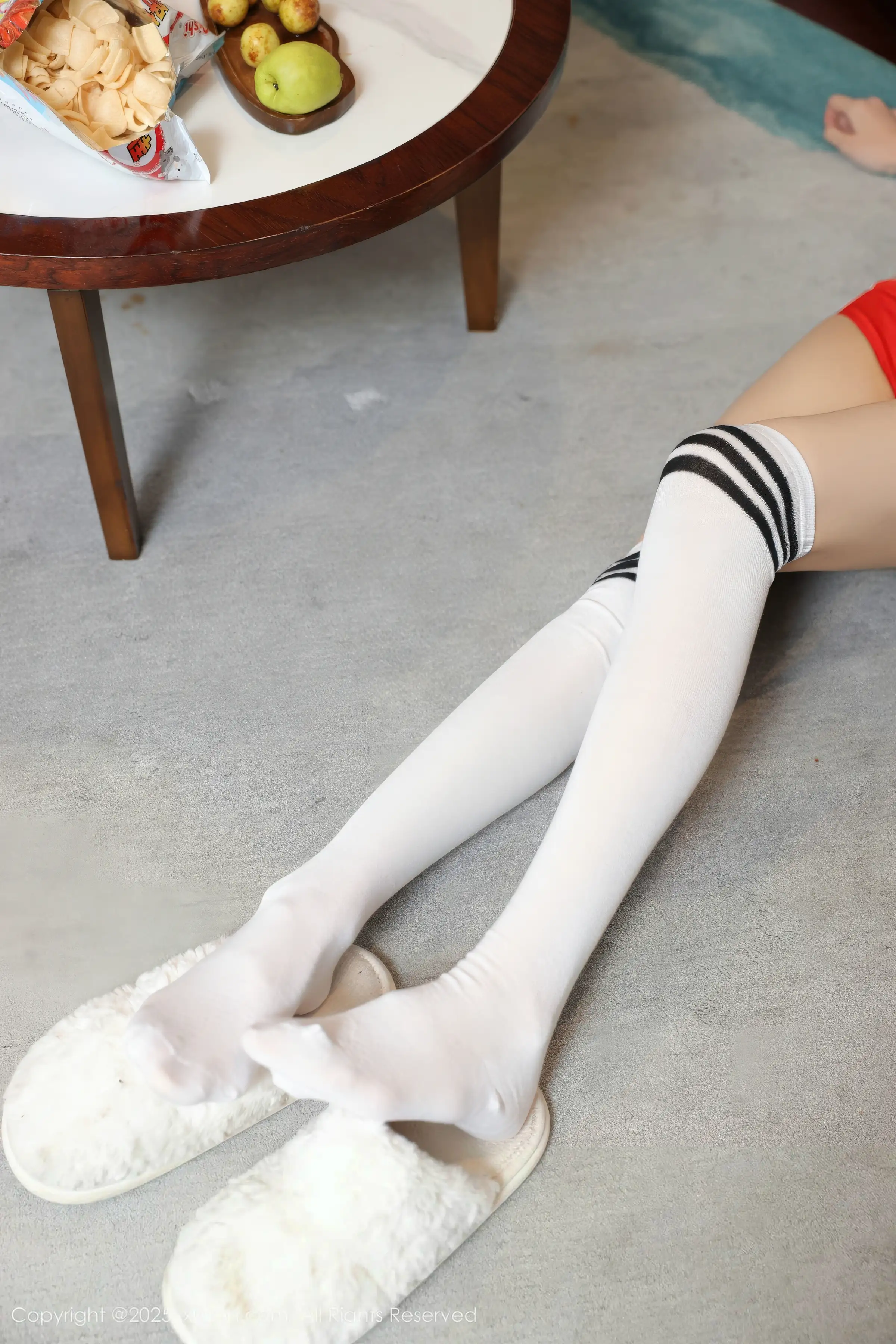 2kmn.vip_[XiuRen秀人网]No.11110_新人模特许微微呀性感白色T恤配白色丝袜秀丰腴身材诱惑写真86P