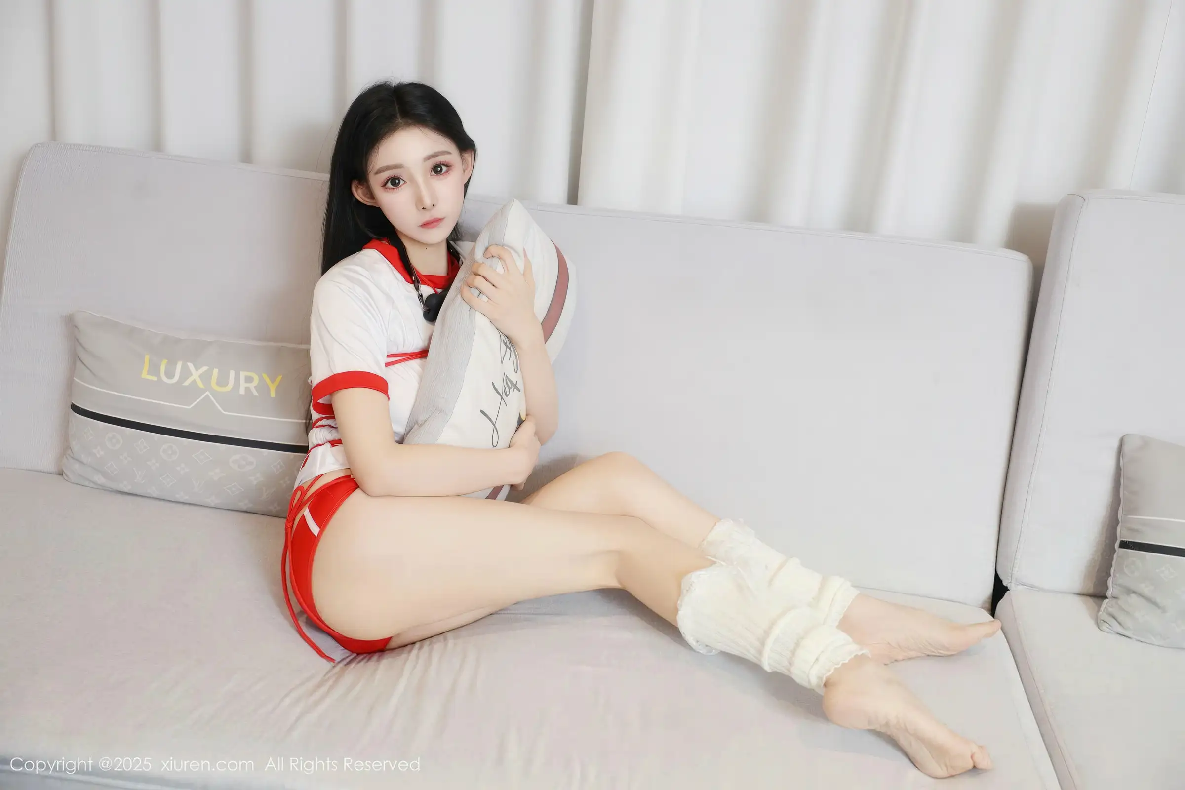 2kmn.vip_[XiuRen秀人网]No.11110_新人模特许微微呀性感白色T恤配白色丝袜秀丰腴身材诱惑写真86P