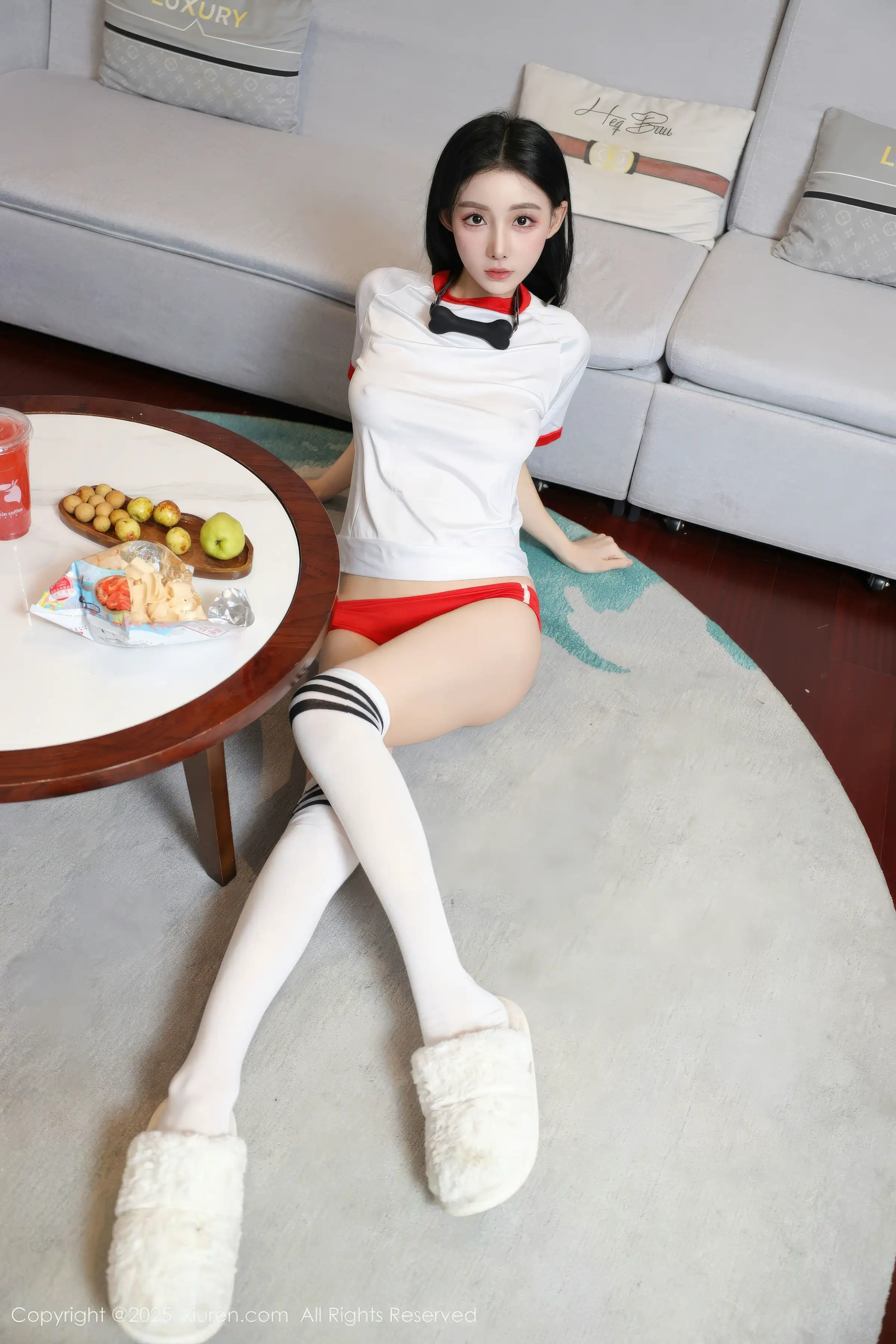 2kmn.vip_[XiuRen秀人网]No.11110_新人模特许微微呀性感白色T恤配白色丝袜秀丰腴身材诱惑写真86P