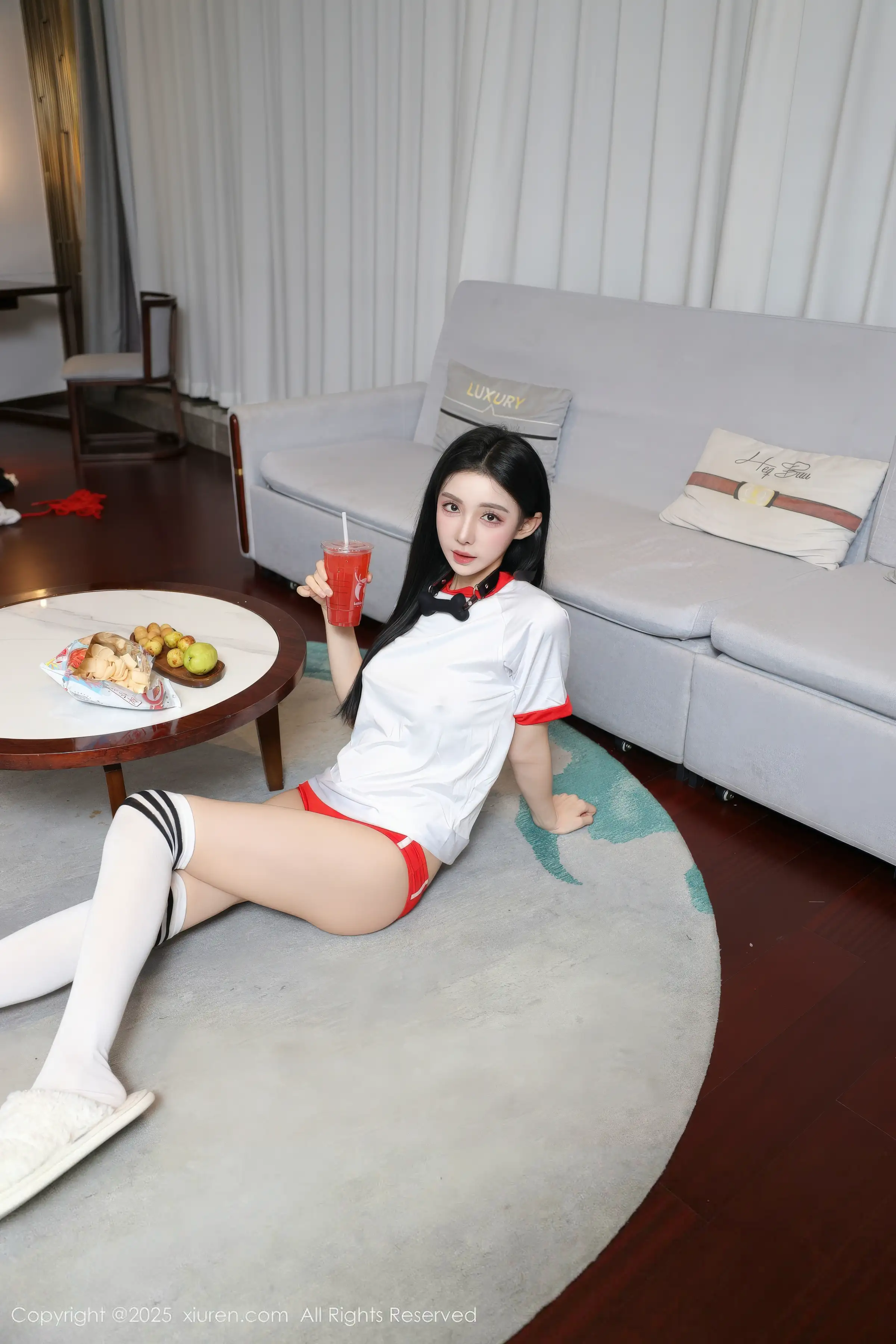 2kmn.vip_[XiuRen秀人网]No.11110_新人模特许微微呀性感白色T恤配白色丝袜秀丰腴身材诱惑写真86P