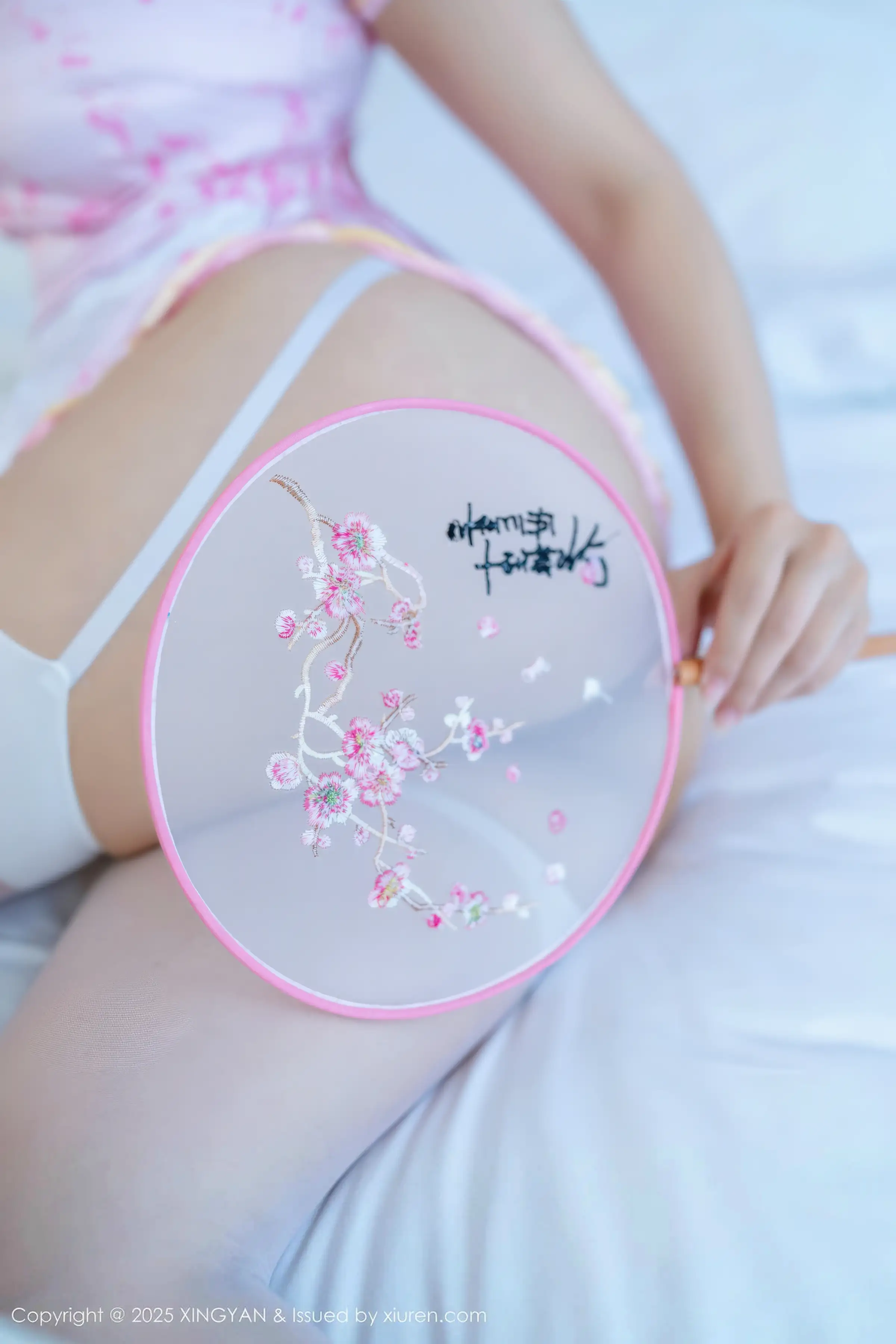 2kmn.vip_[XINGYAN星颜社]VOL.445_模特阮福福性感粉色旗袍服饰配白色丝袜秀完美身材诱惑写真78P