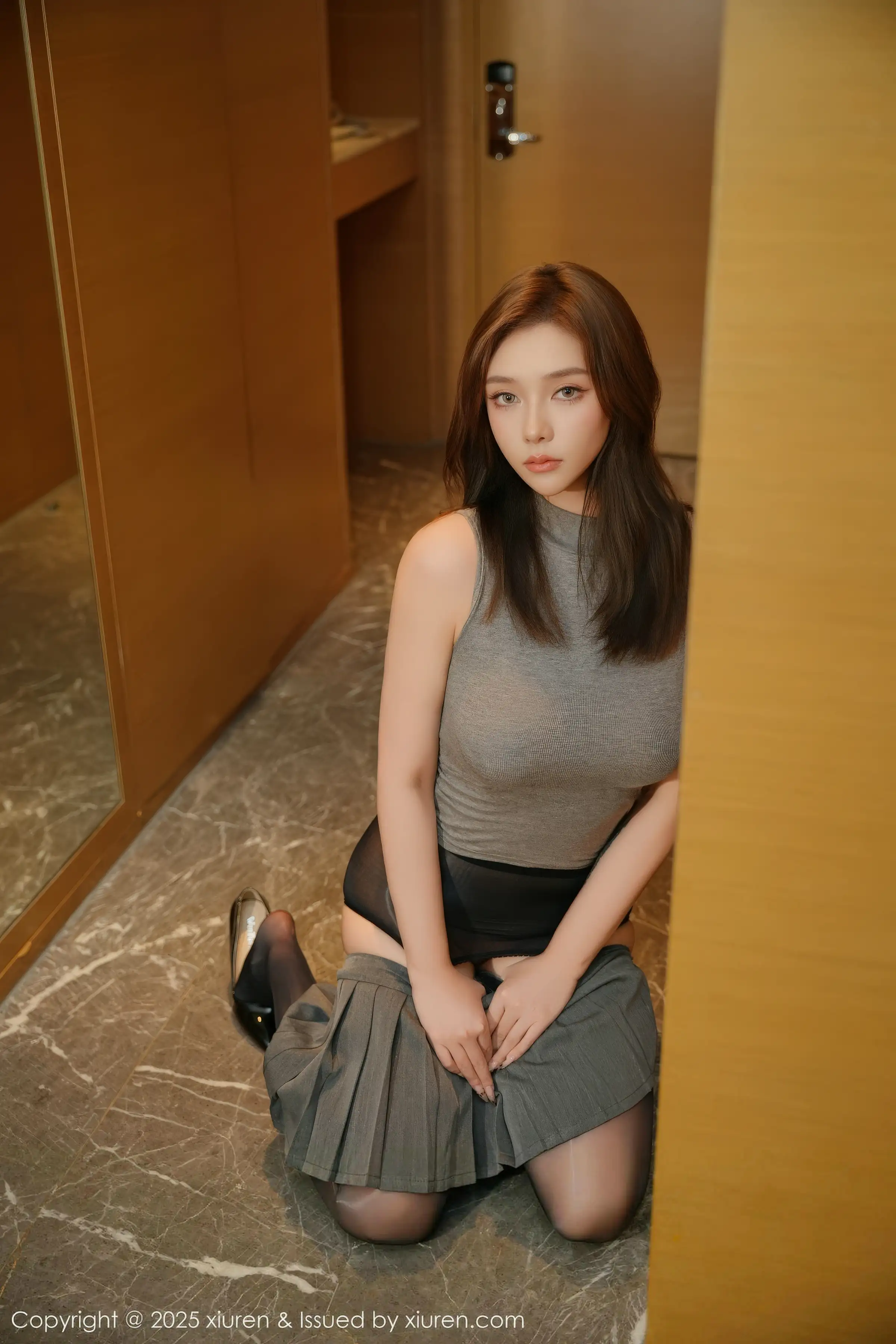 2kmn.vip_[XiuRen秀人网]No.11118_模特娜比性感灰色镂空服饰配闪亮黑丝吊袜秀凹凸身材诱惑写真70P